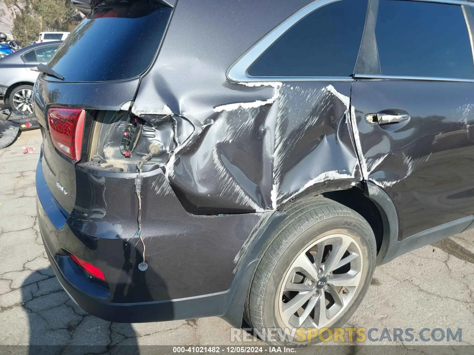 17 Photograph of a damaged car 5XYPH4A58KG541318 KIA SORENTO 2019