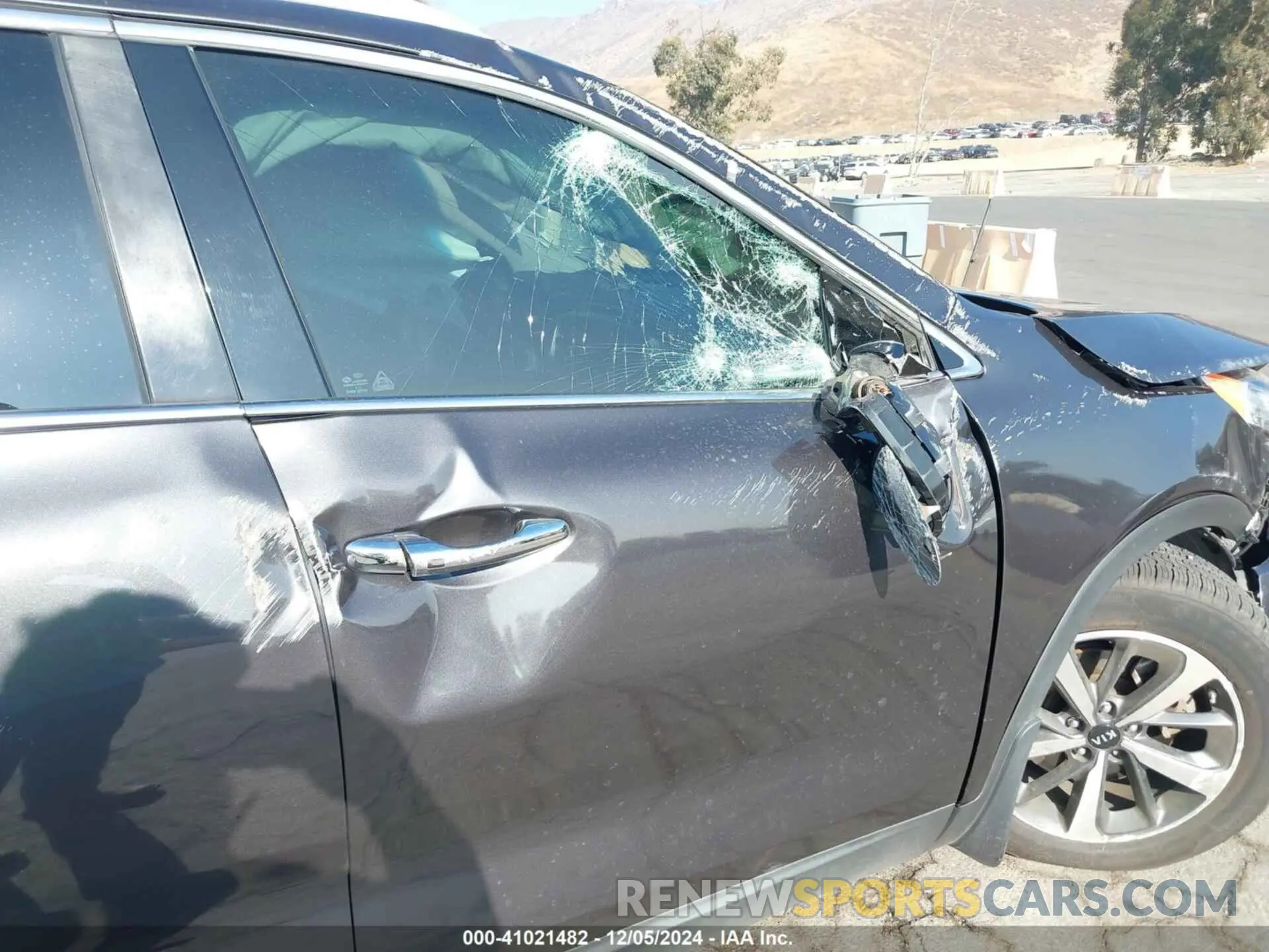 18 Photograph of a damaged car 5XYPH4A58KG541318 KIA SORENTO 2019