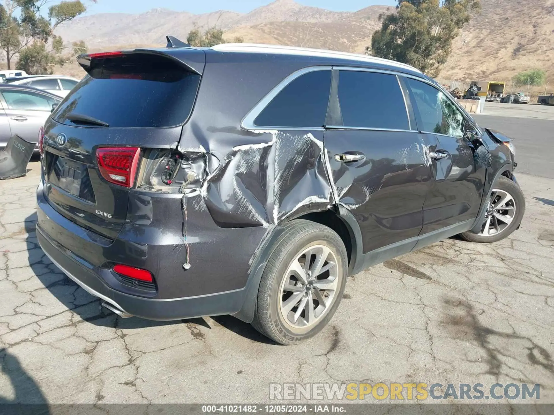 4 Photograph of a damaged car 5XYPH4A58KG541318 KIA SORENTO 2019
