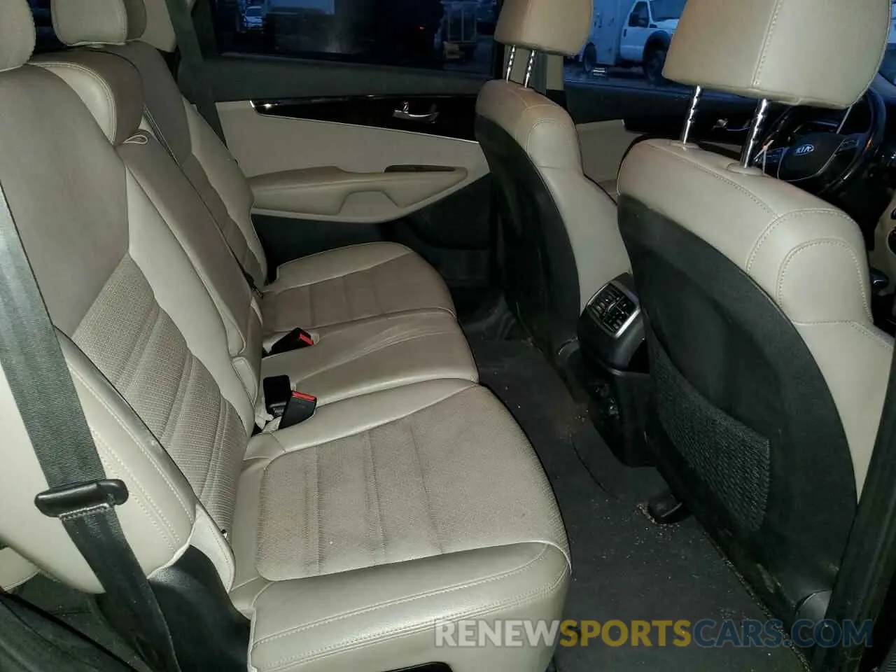 11 Photograph of a damaged car 5XYPH4A59KG445357 KIA SORENTO 2019