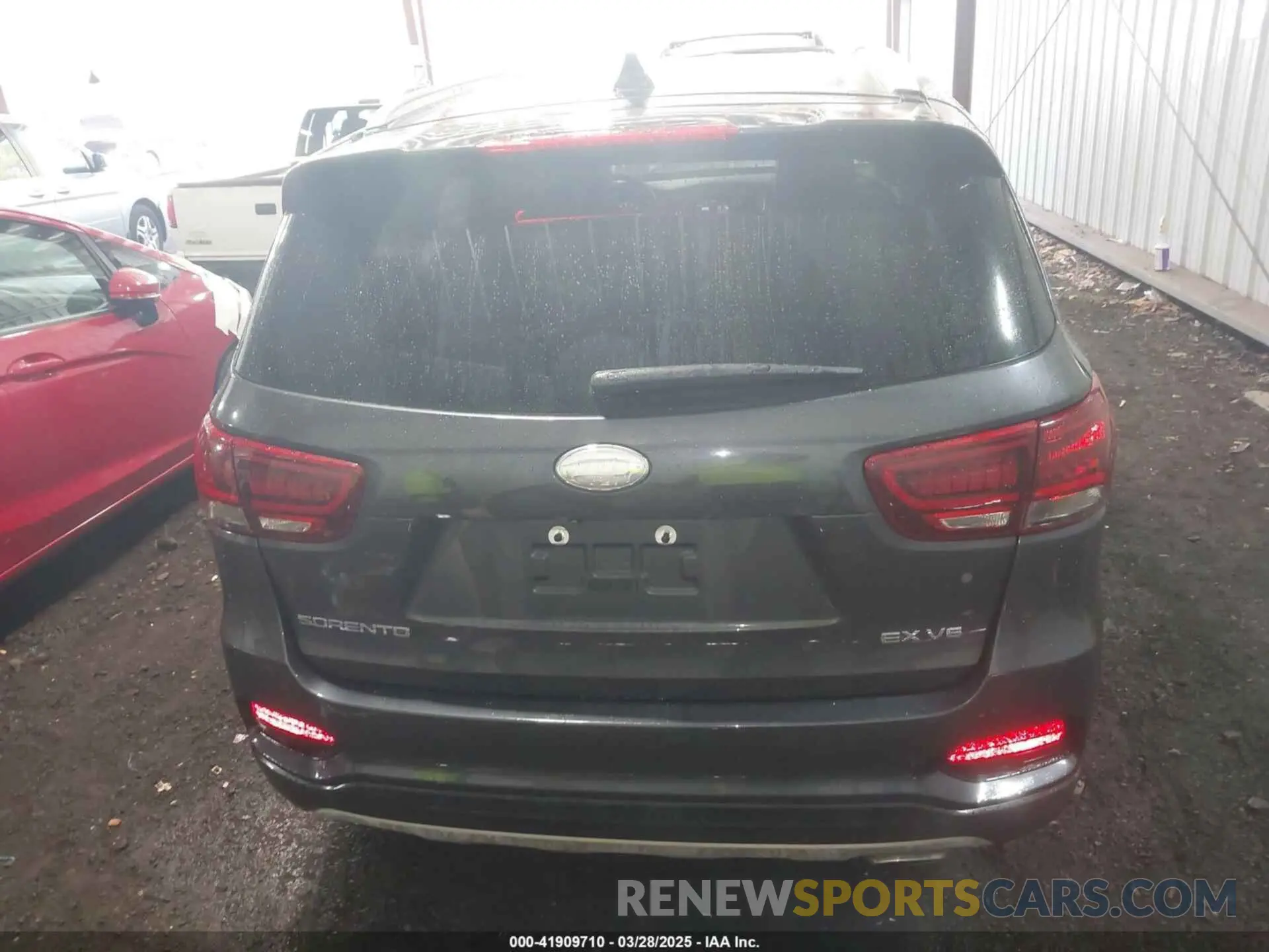 17 Photograph of a damaged car 5XYPH4A5XKG461096 KIA SORENTO 2019