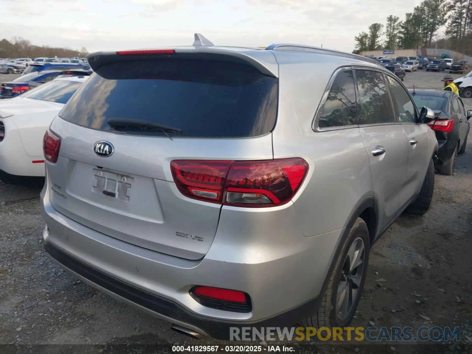 4 Photograph of a damaged car 5XYPH4A5XKG474169 KIA SORENTO 2019
