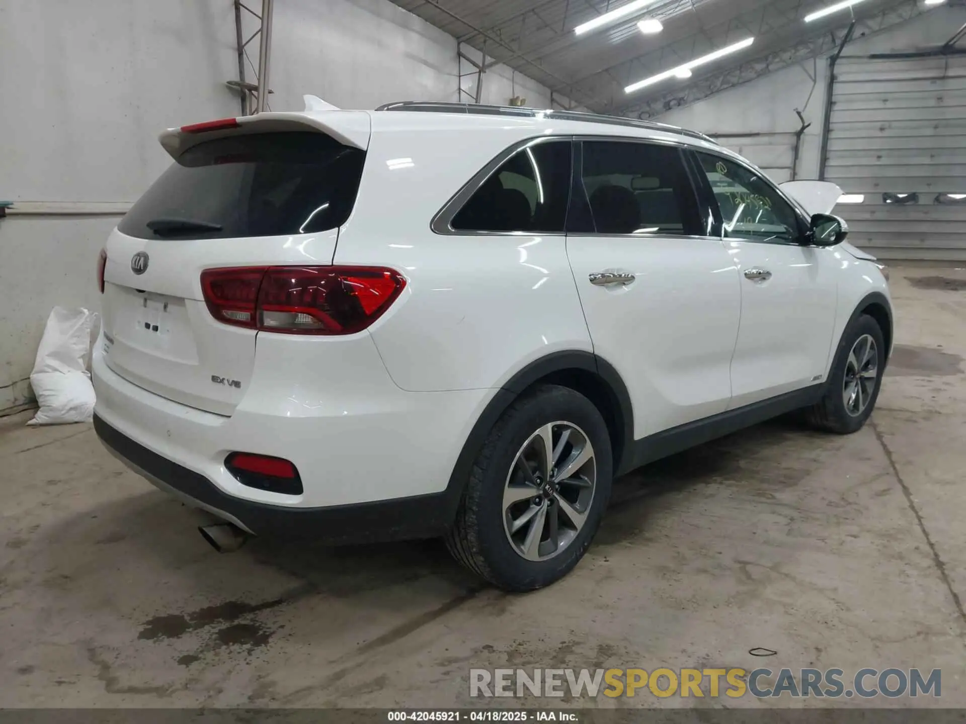 4 Photograph of a damaged car 5XYPHDA51KG521590 KIA SORENTO 2019