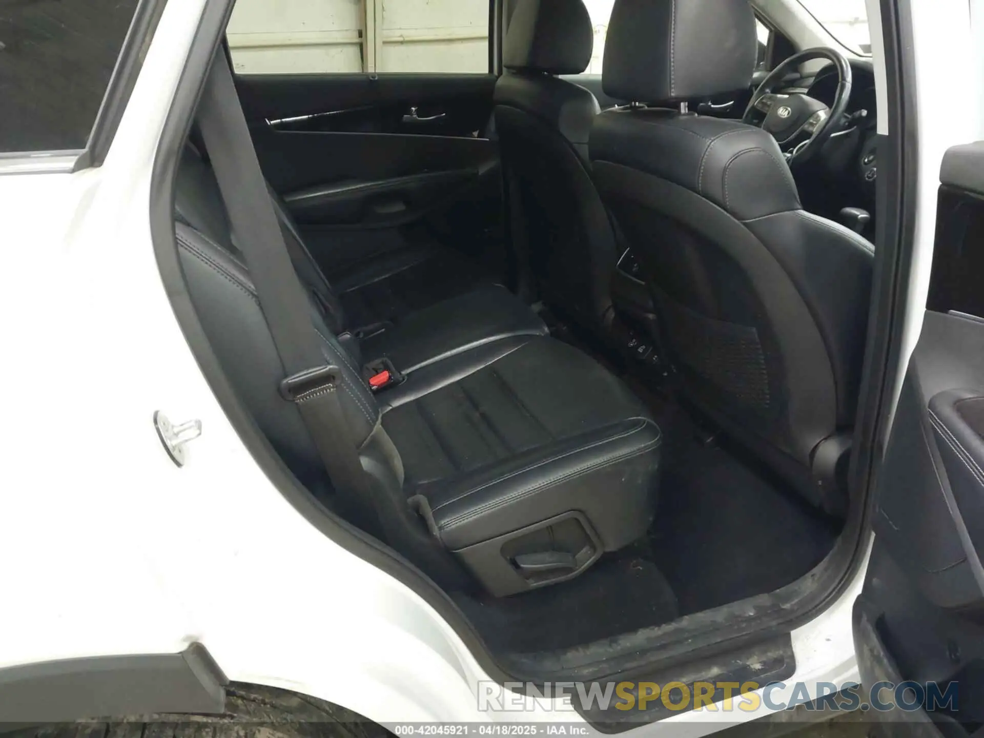 8 Photograph of a damaged car 5XYPHDA51KG521590 KIA SORENTO 2019
