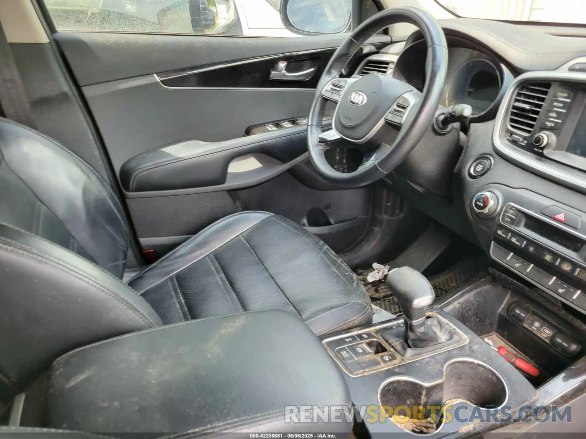 5 Photograph of a damaged car 5XYPHDA53KG604681 KIA SORENTO 2019
