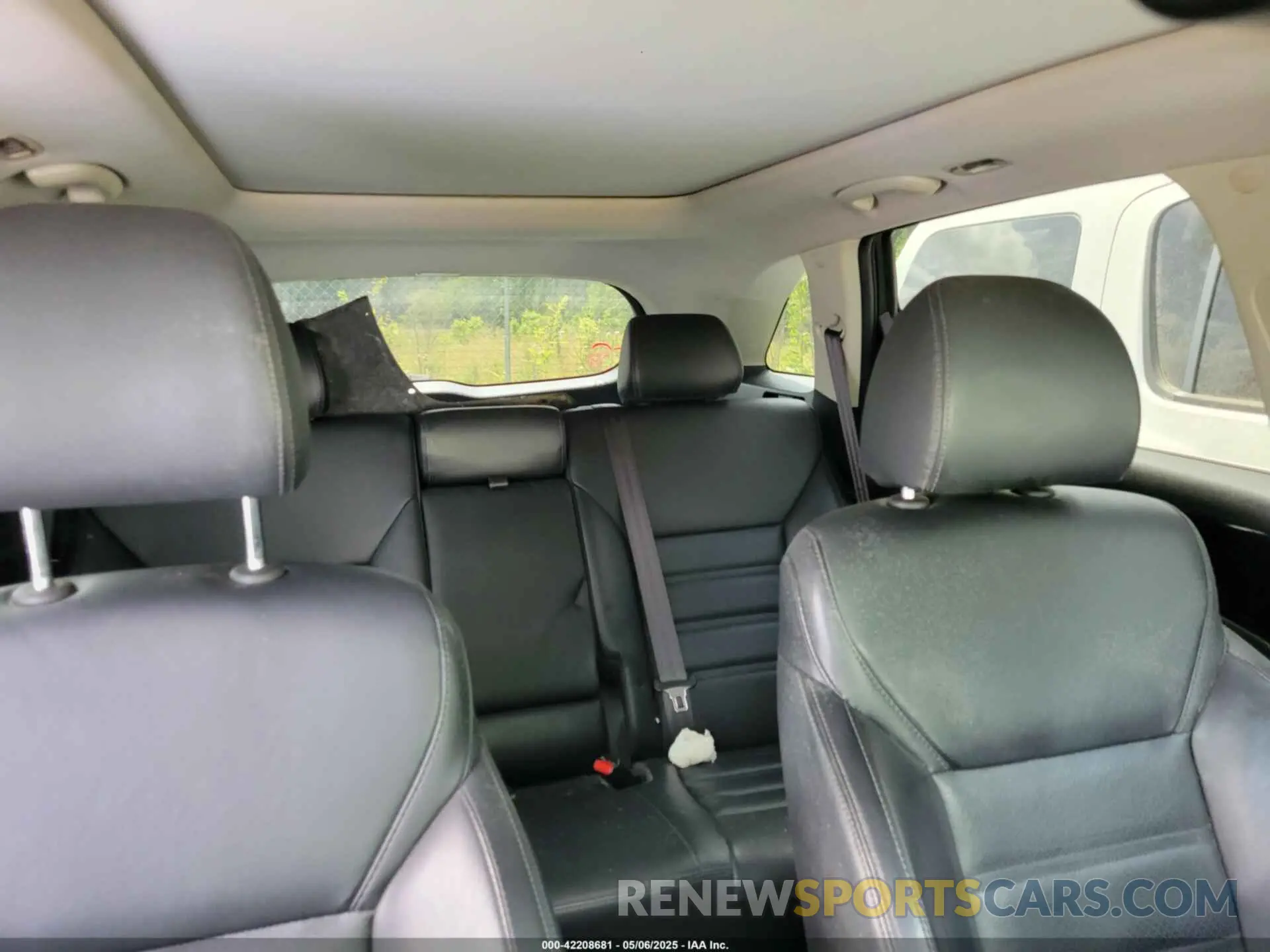 8 Photograph of a damaged car 5XYPHDA53KG604681 KIA SORENTO 2019