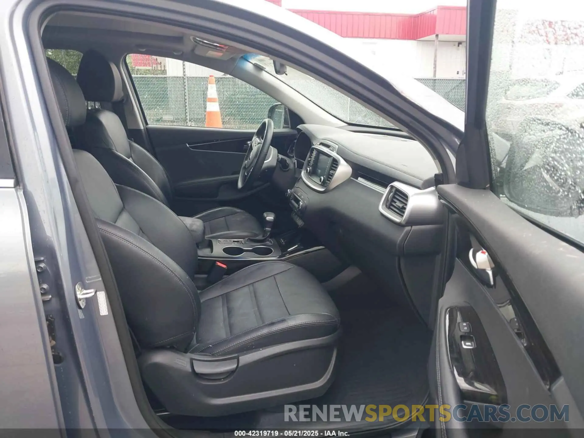 5 Photograph of a damaged car 5XYPHDA53KG604860 KIA SORENTO 2019