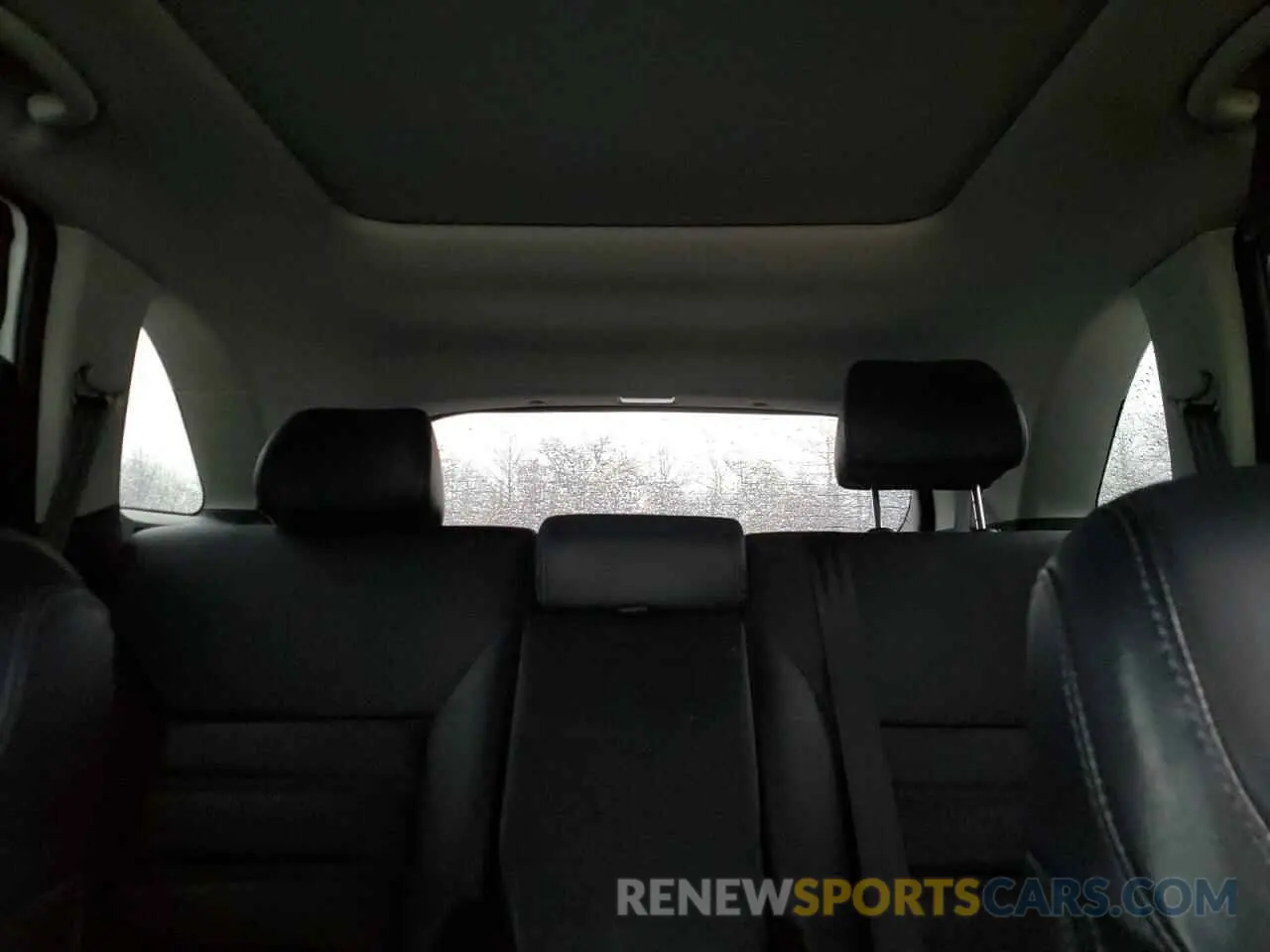 10 Photograph of a damaged car 5XYPHDA55KG528347 KIA SORENTO 2019