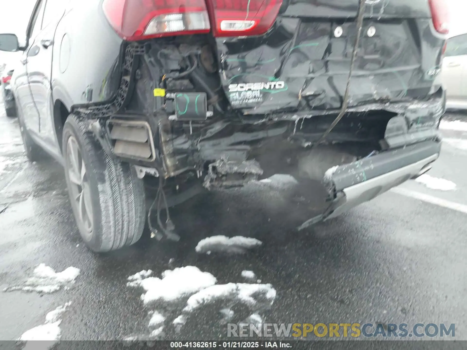 18 Photograph of a damaged car 5XYPHDA57KG452677 KIA SORENTO 2019