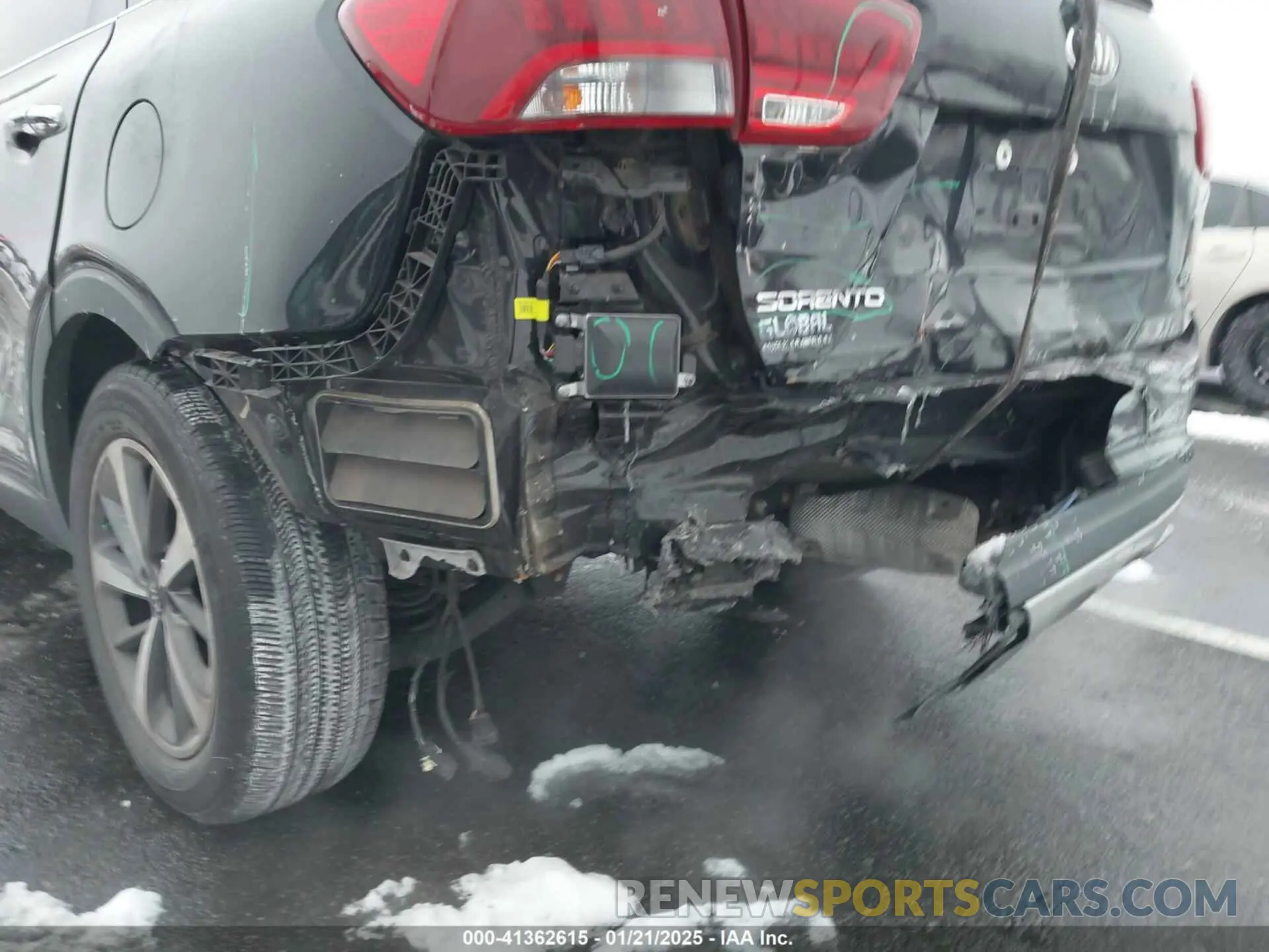 19 Photograph of a damaged car 5XYPHDA57KG452677 KIA SORENTO 2019