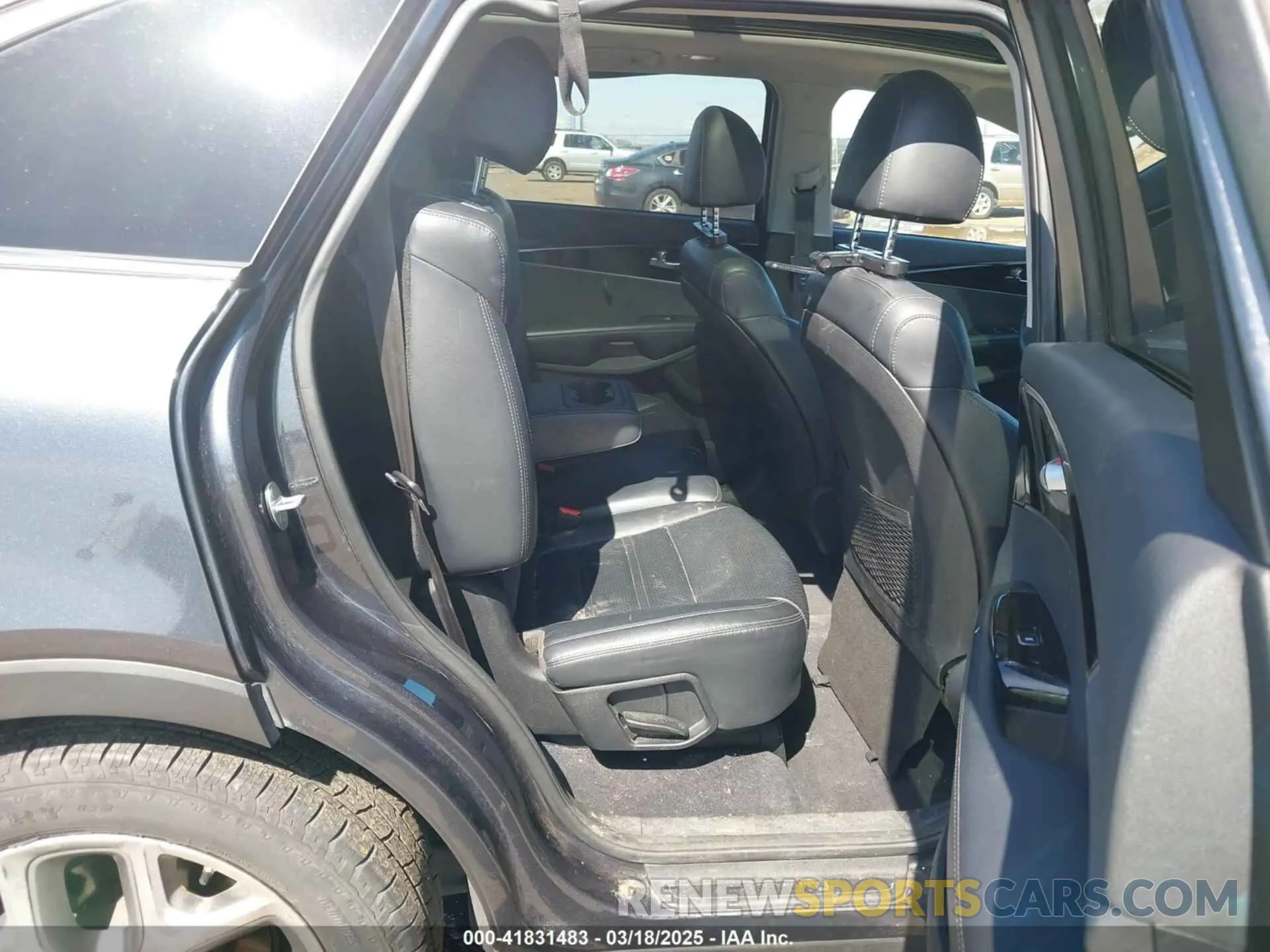 8 Photograph of a damaged car 5XYPHDA58KG608564 KIA SORENTO 2019