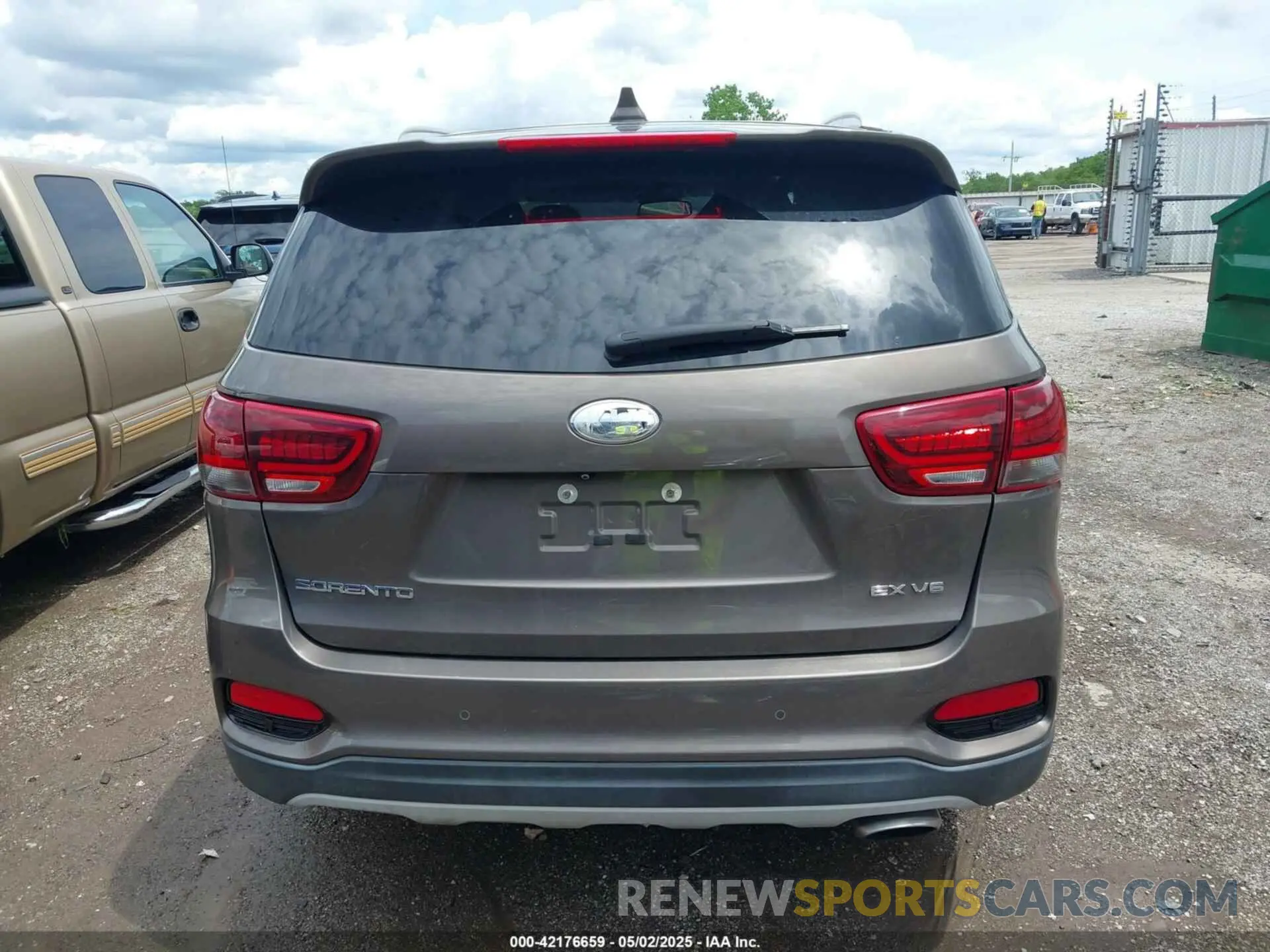 17 Photograph of a damaged car 5XYPHDA59KG453216 KIA SORENTO 2019