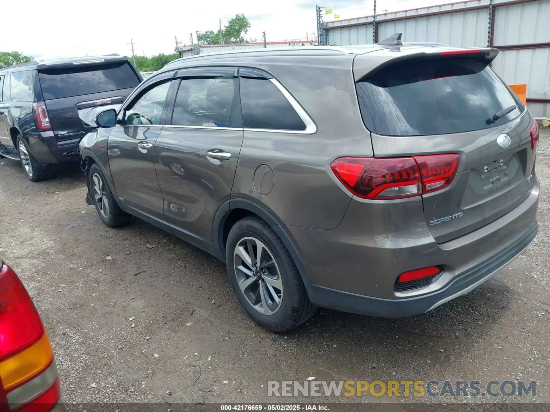 3 Photograph of a damaged car 5XYPHDA59KG453216 KIA SORENTO 2019