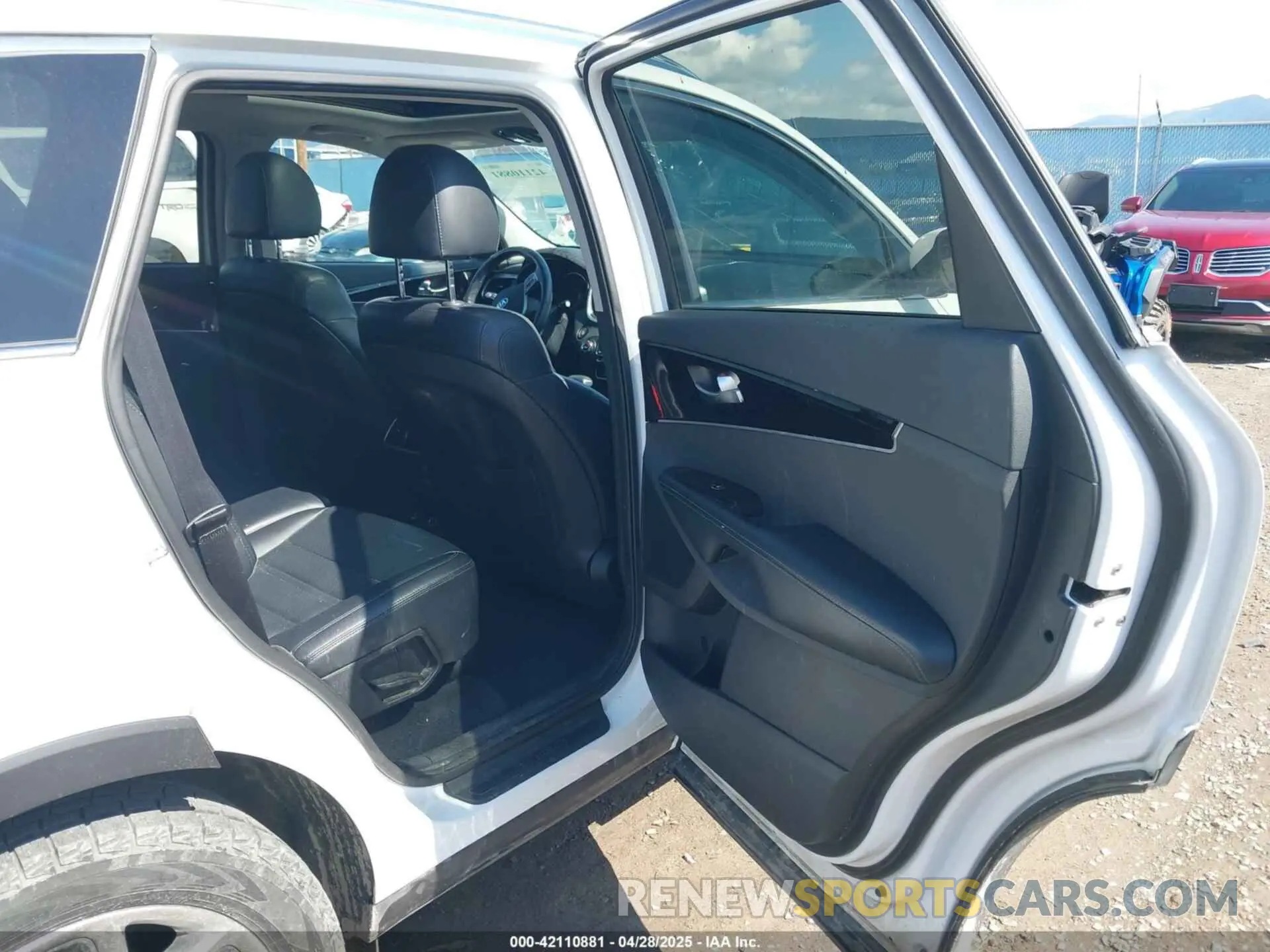 8 Photograph of a damaged car 5XYPHDA59KG606743 KIA SORENTO 2019