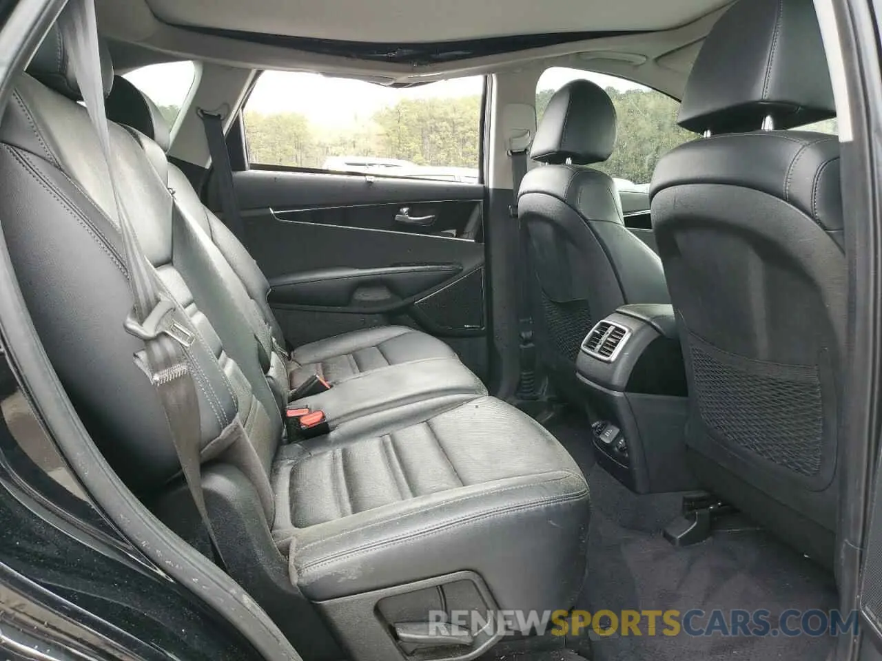 11 Photograph of a damaged car 5XYPK4A51KG454040 KIA SORENTO 2019