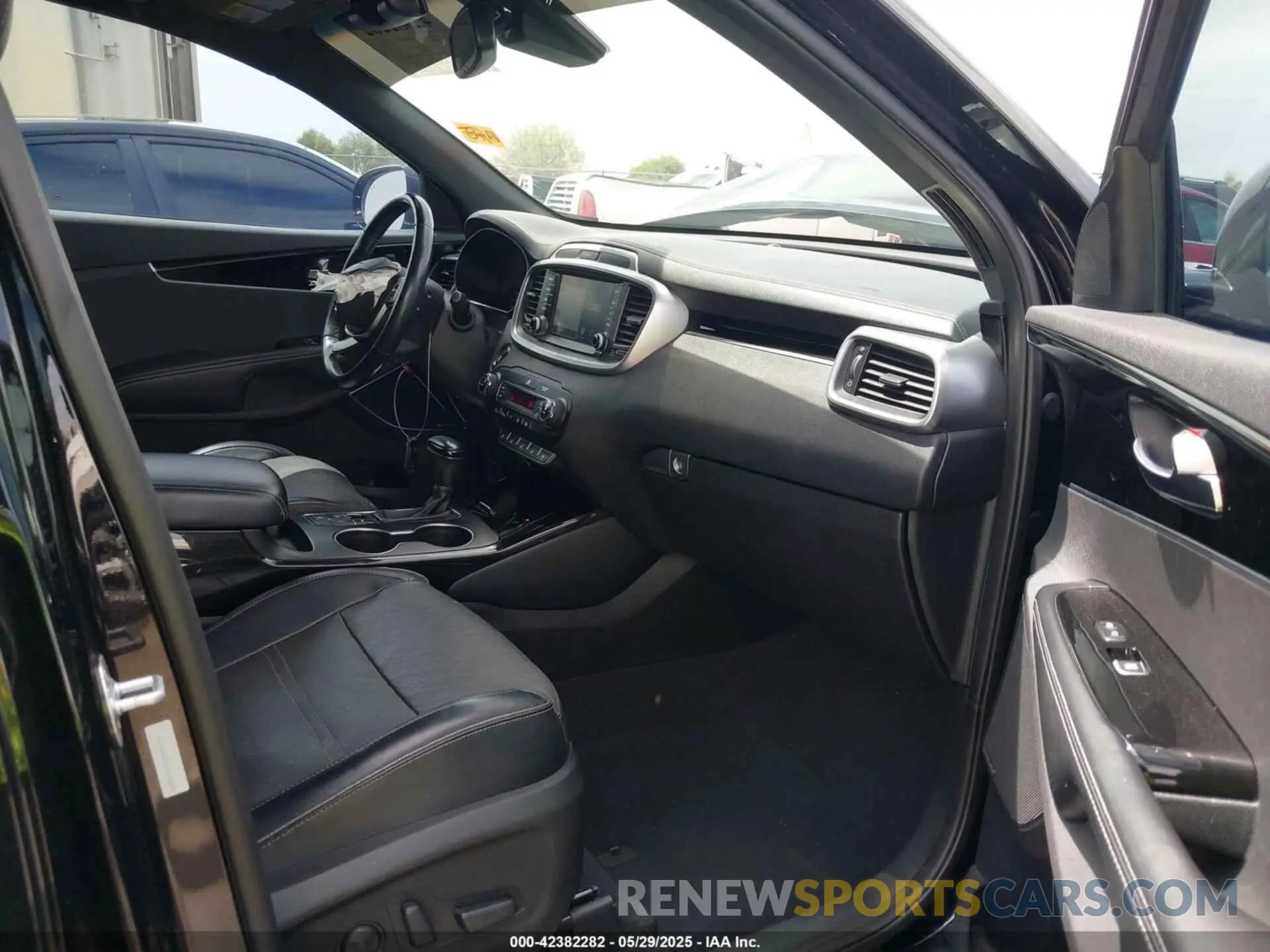 5 Photograph of a damaged car 5XYPK4A51KG525088 KIA SORENTO 2019