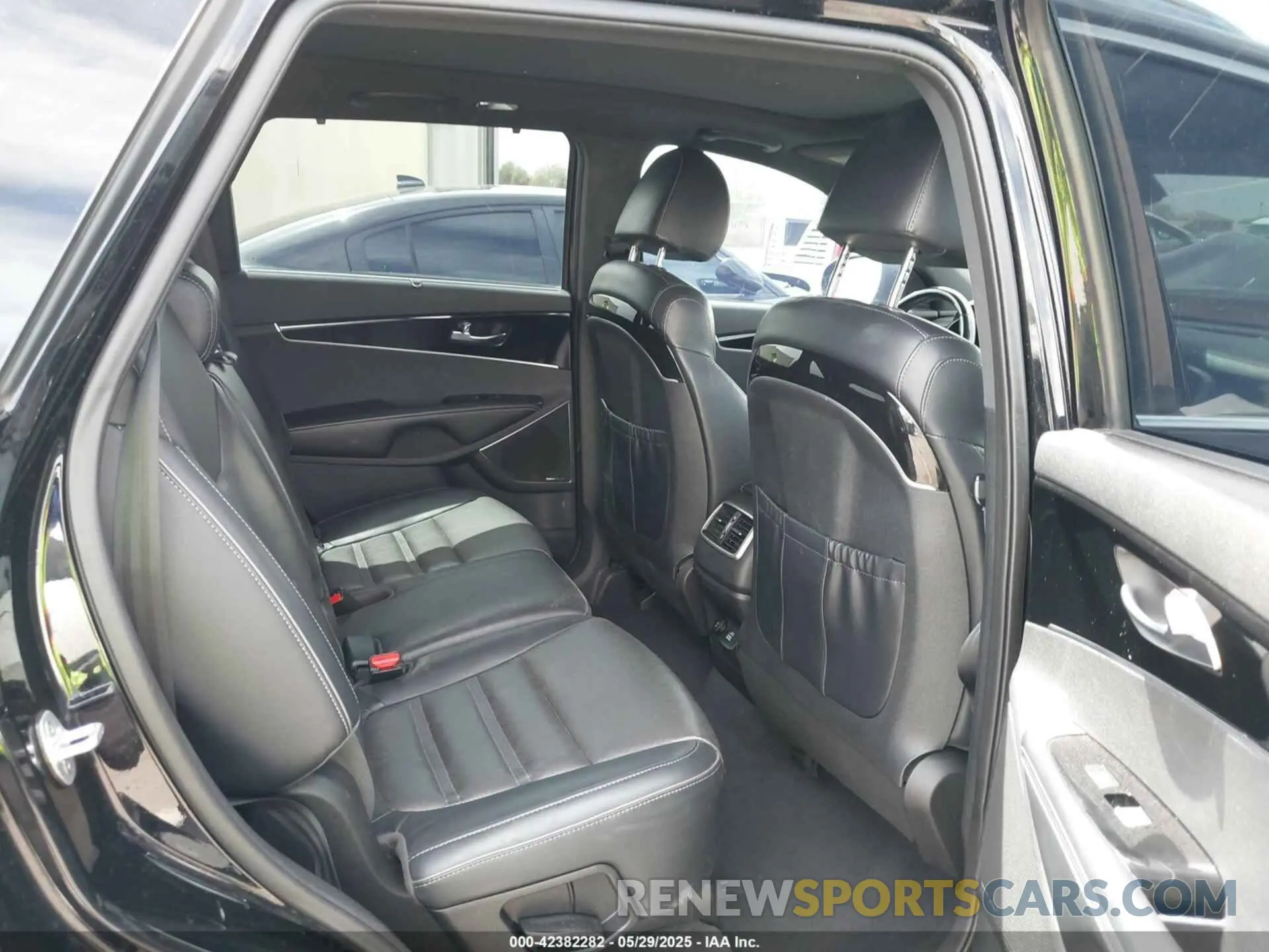 8 Photograph of a damaged car 5XYPK4A51KG525088 KIA SORENTO 2019