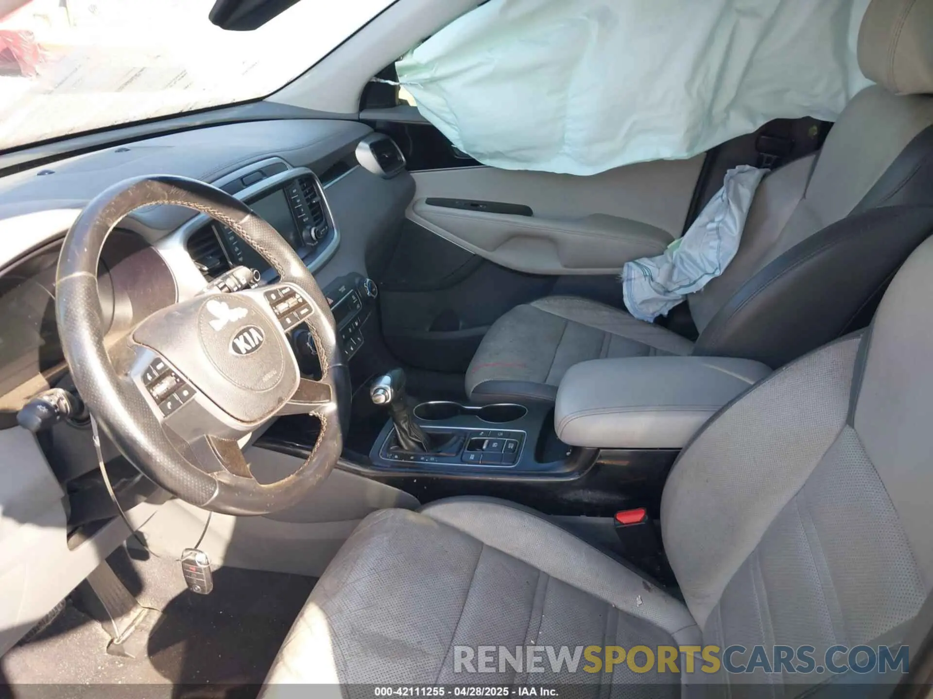5 Photograph of a damaged car 5XYPK4A51KG553747 KIA SORENTO 2019