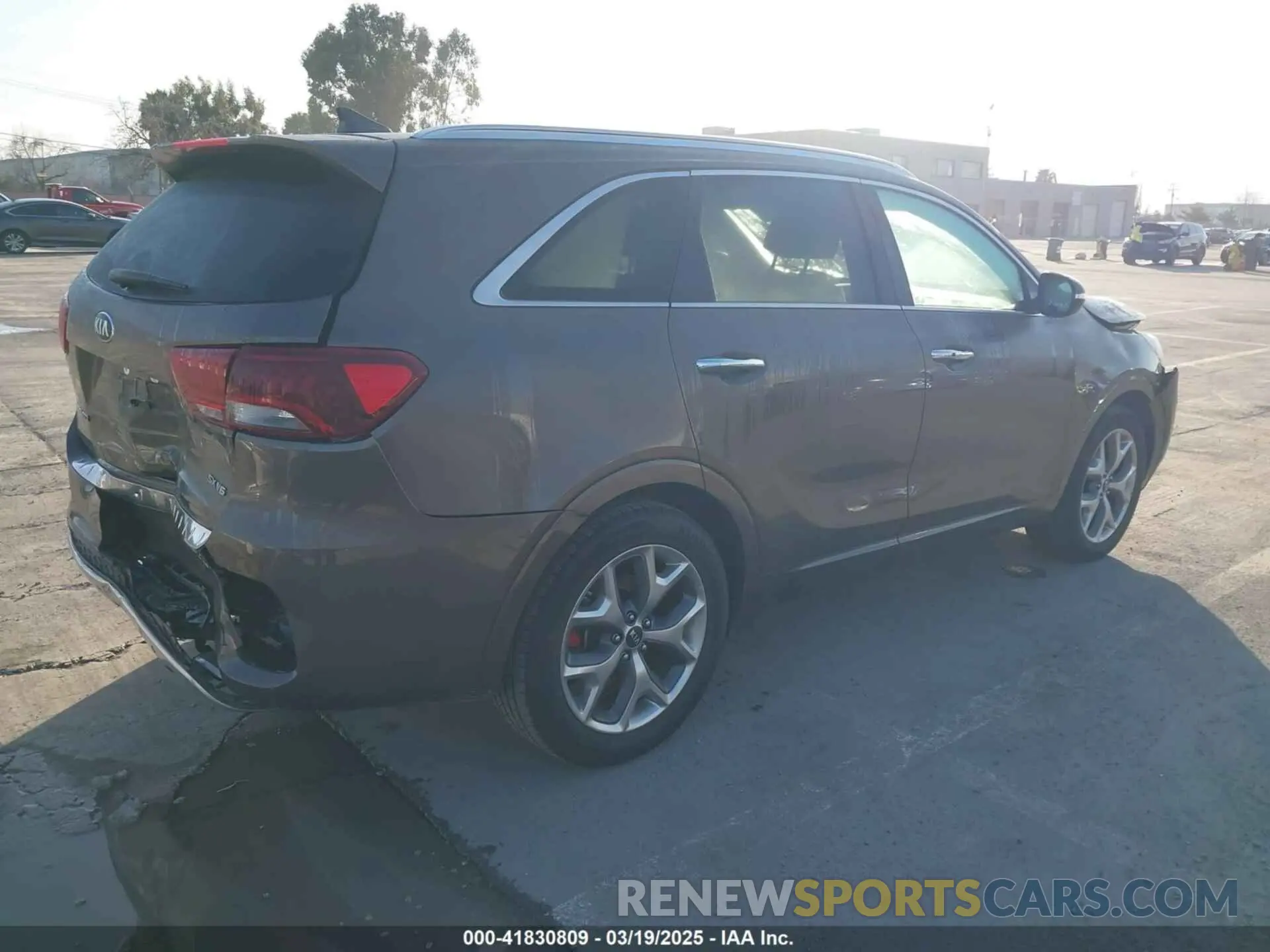 4 Photograph of a damaged car 5XYPK4A52KG478637 KIA SORENTO 2019