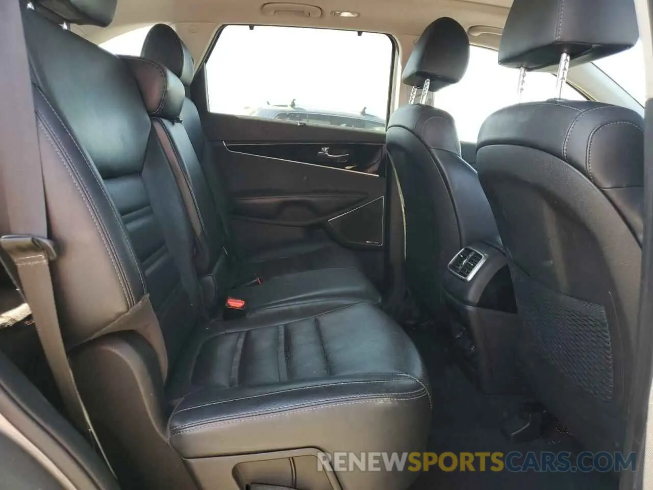 11 Photograph of a damaged car 5XYPK4A56KG528438 KIA SORENTO 2019
