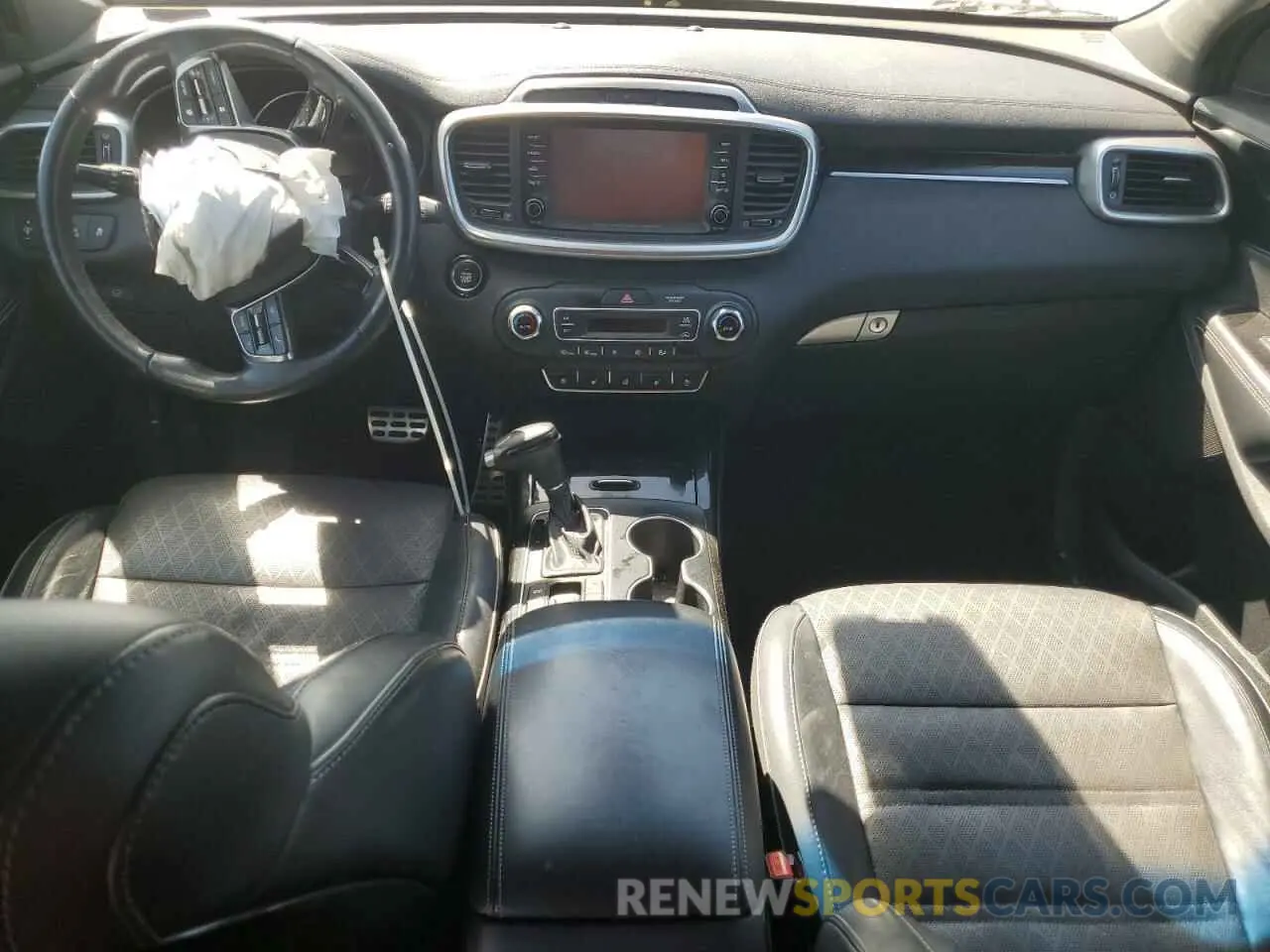 8 Photograph of a damaged car 5XYPK4A5XKG460936 KIA SORENTO 2019