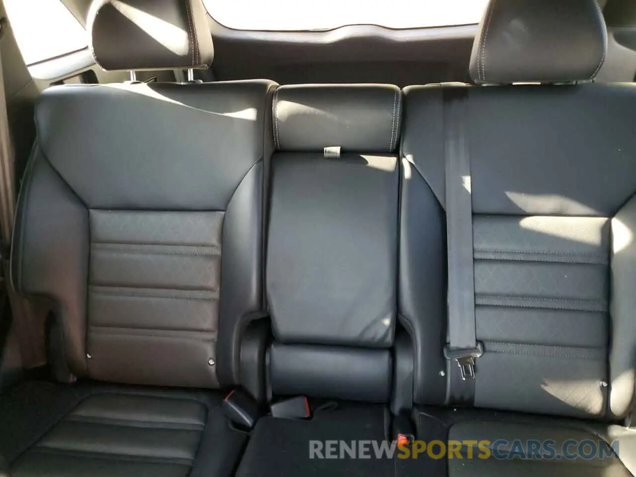 10 Photograph of a damaged car 5XYPK4A5XKG529740 KIA SORENTO 2019