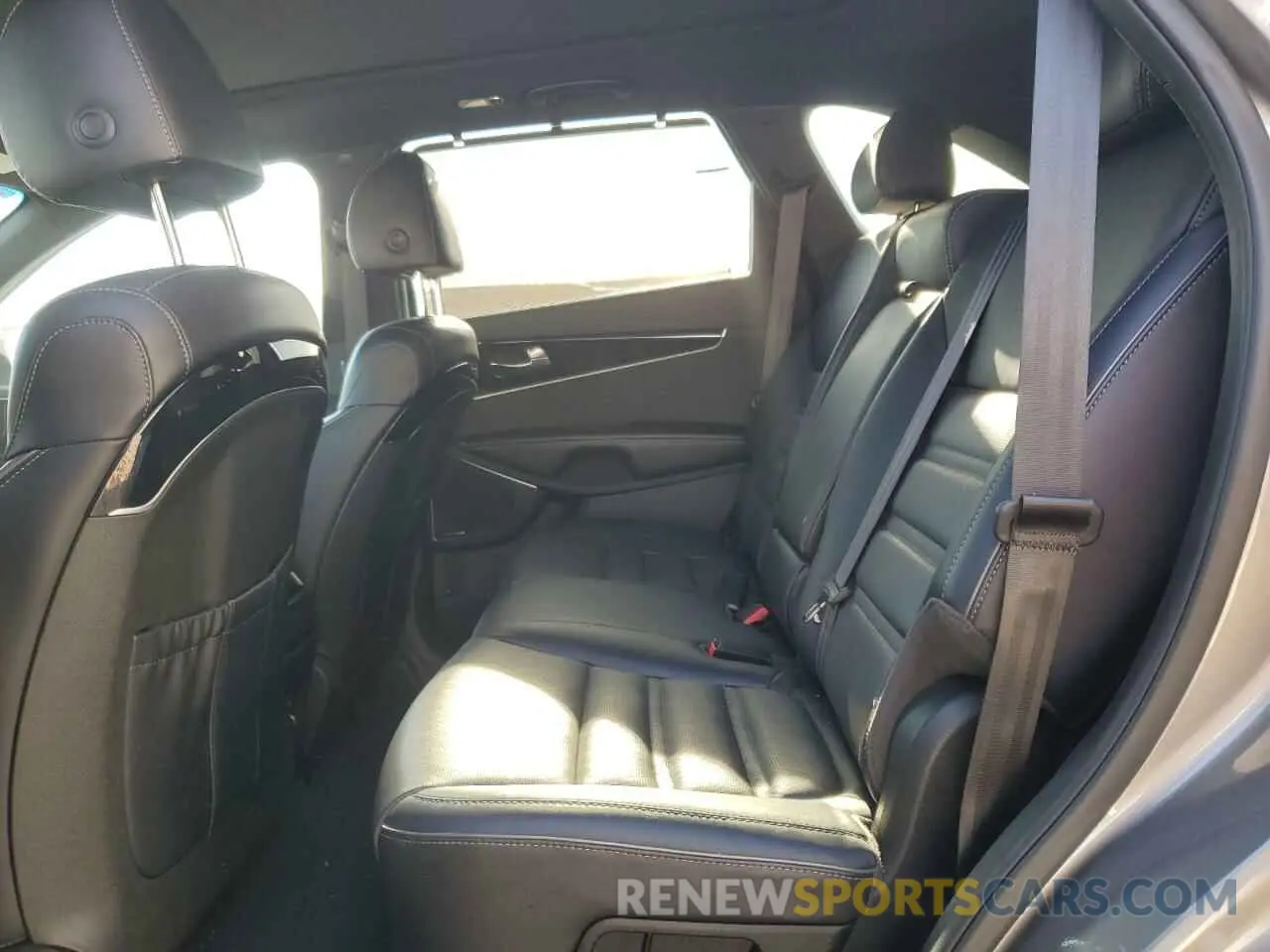 11 Photograph of a damaged car 5XYPK4A5XKG529740 KIA SORENTO 2019
