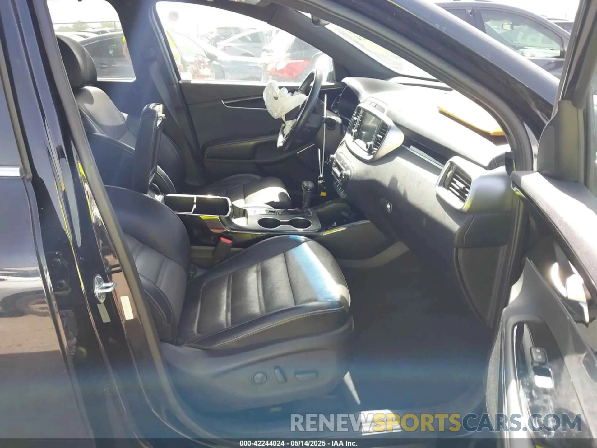5 Photograph of a damaged car 5XYPKDA56KG544039 KIA SORENTO 2019