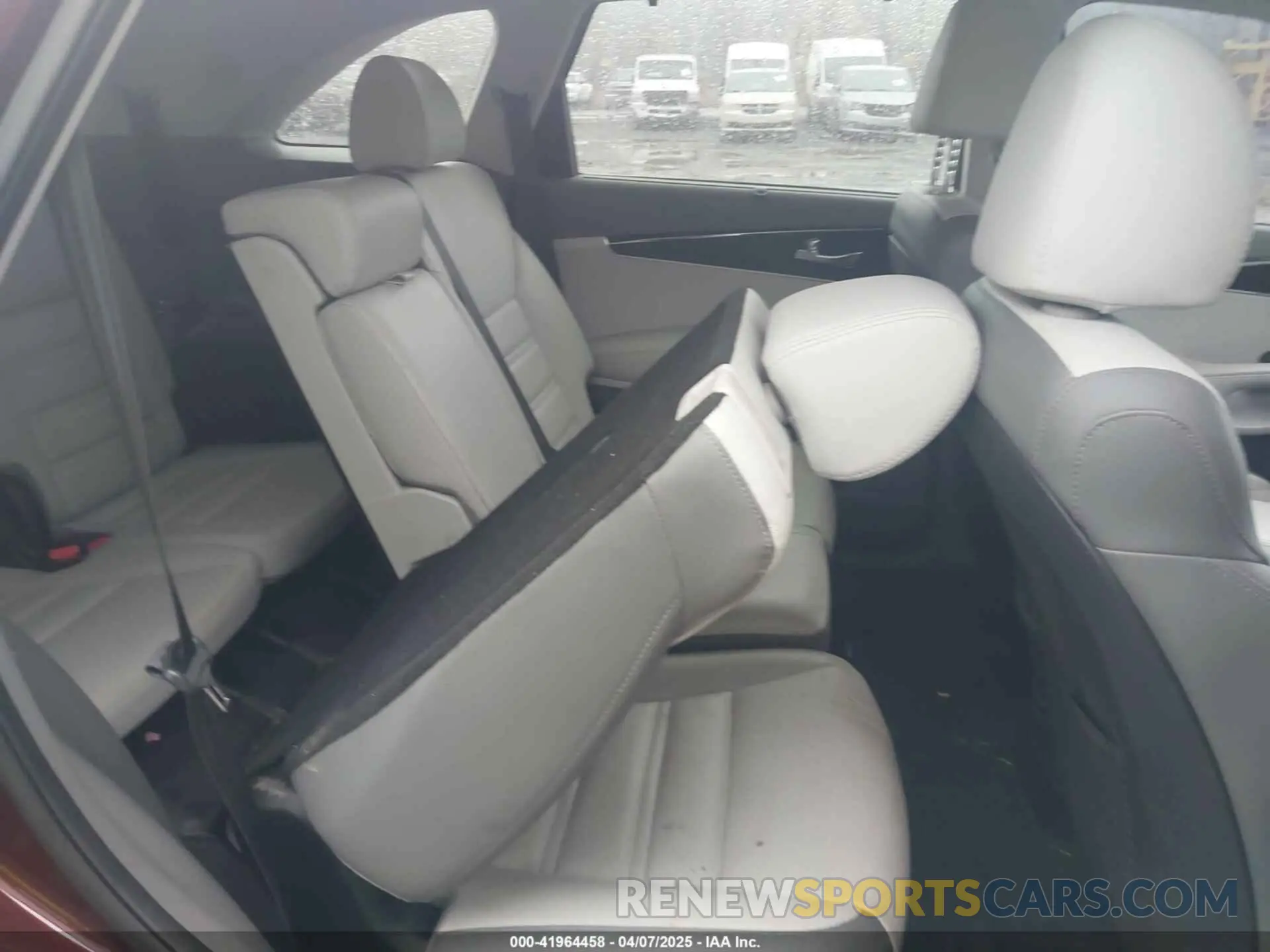 8 Photograph of a damaged car 5XYPKDA57KG533275 KIA SORENTO 2019