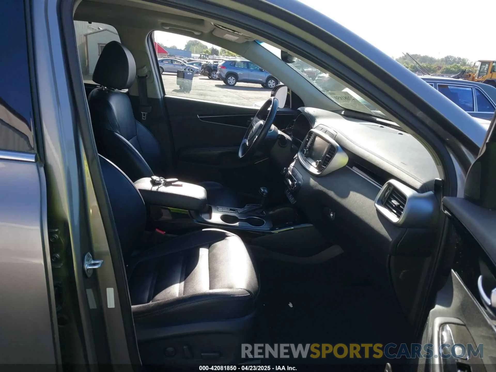 5 Photograph of a damaged car 5XYPKDA57KG534944 KIA SORENTO 2019