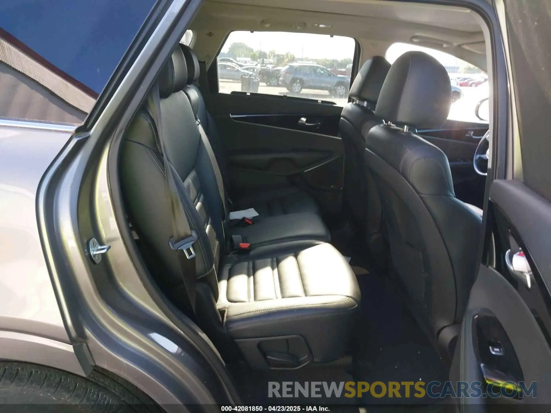 8 Photograph of a damaged car 5XYPKDA57KG534944 KIA SORENTO 2019