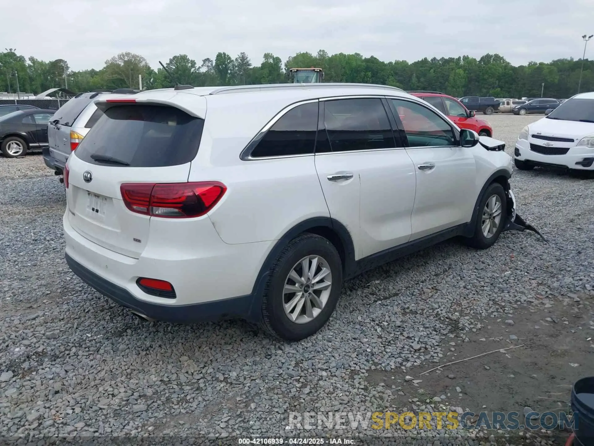 4 Photograph of a damaged car 5XYPG4A30LG635793 KIA SORENTO 2020