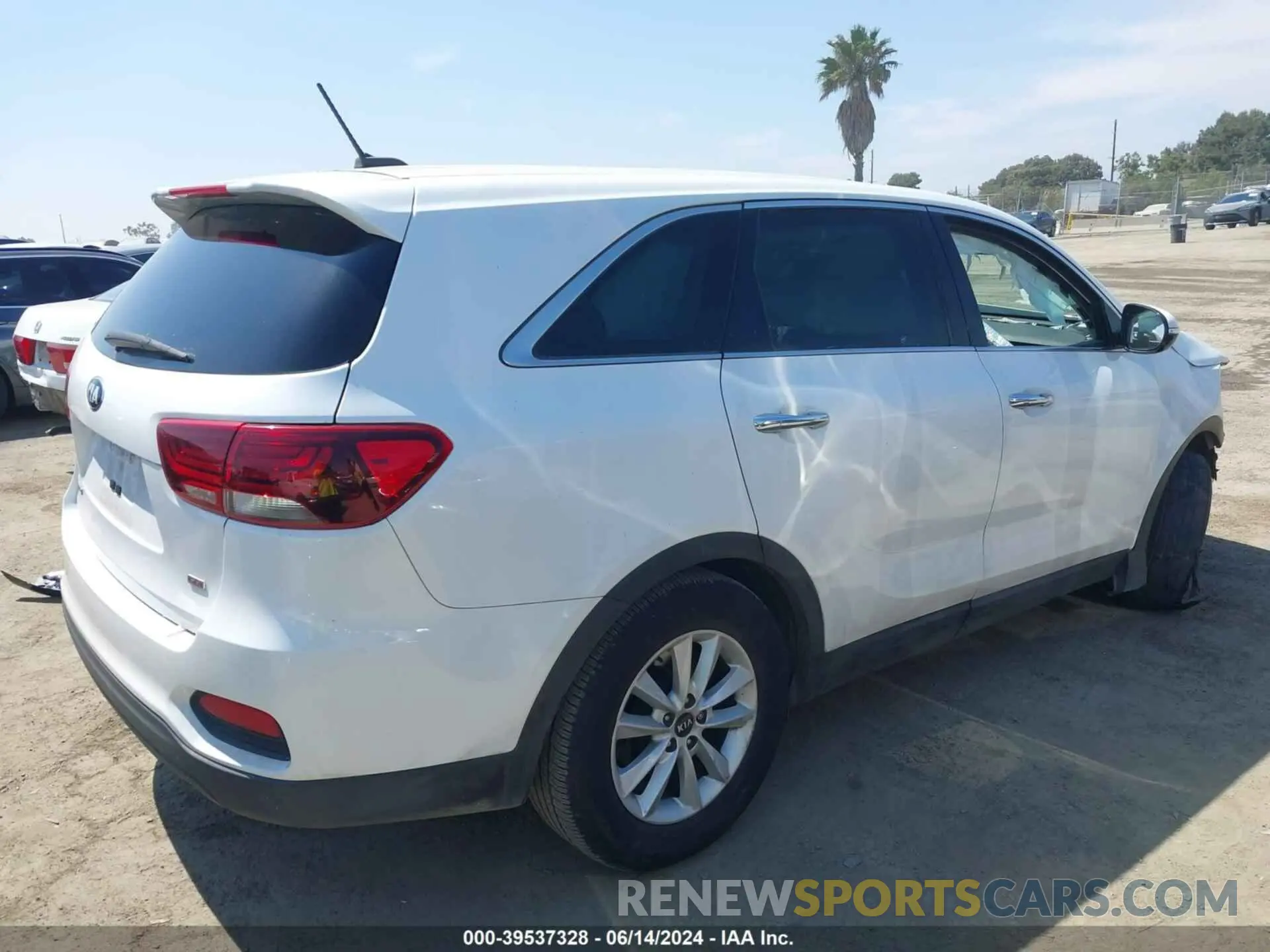 4 Photograph of a damaged car 5XYPG4A30LG642033 KIA SORENTO 2020