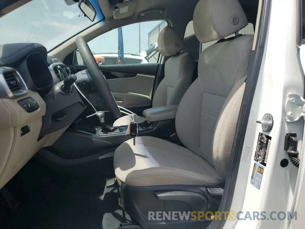 7 Photograph of a damaged car 5XYPG4A30LG642498 KIA SORENTO 2020