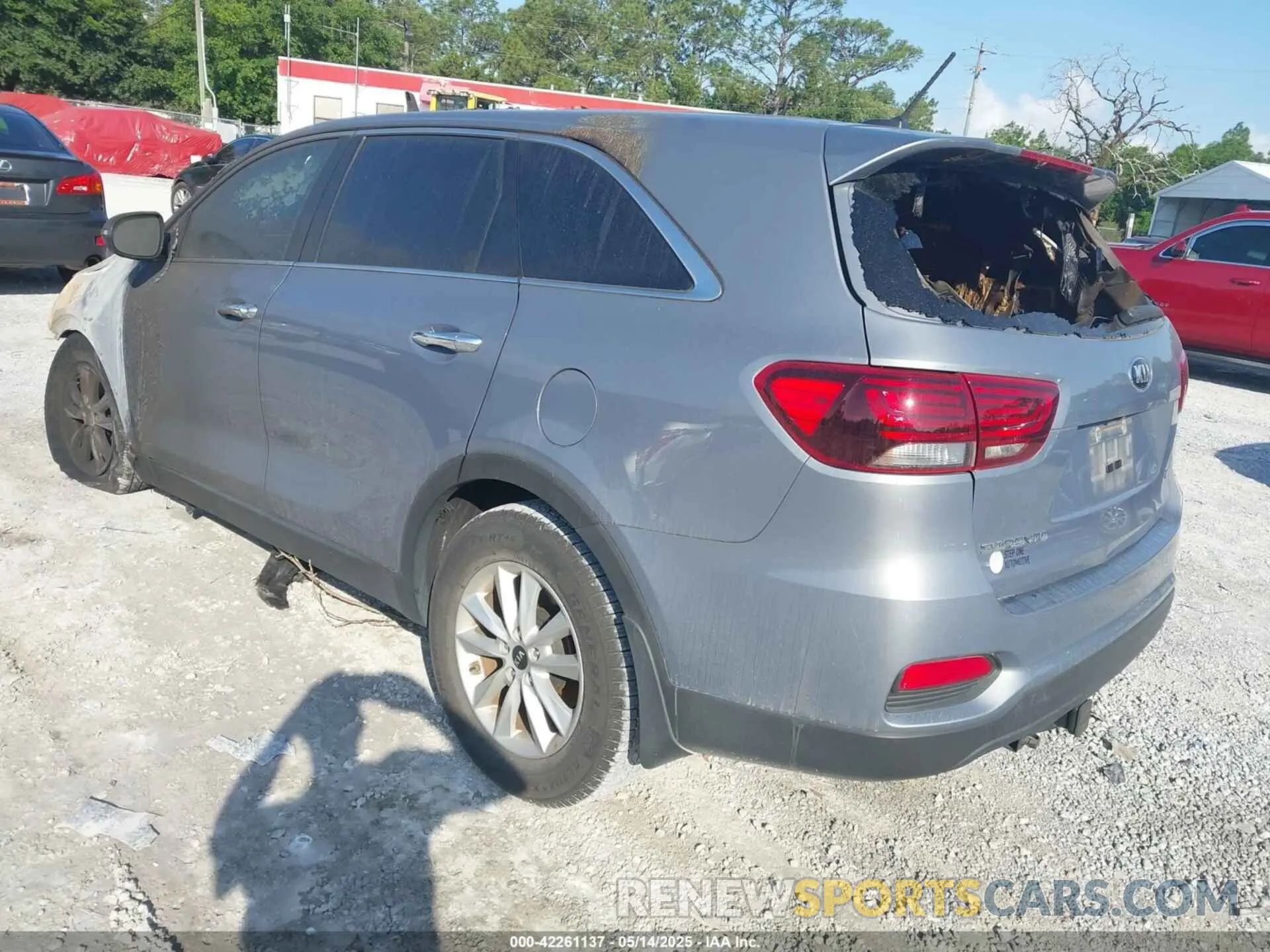 3 Photograph of a damaged car 5XYPG4A30LG682452 KIA SORENTO 2020