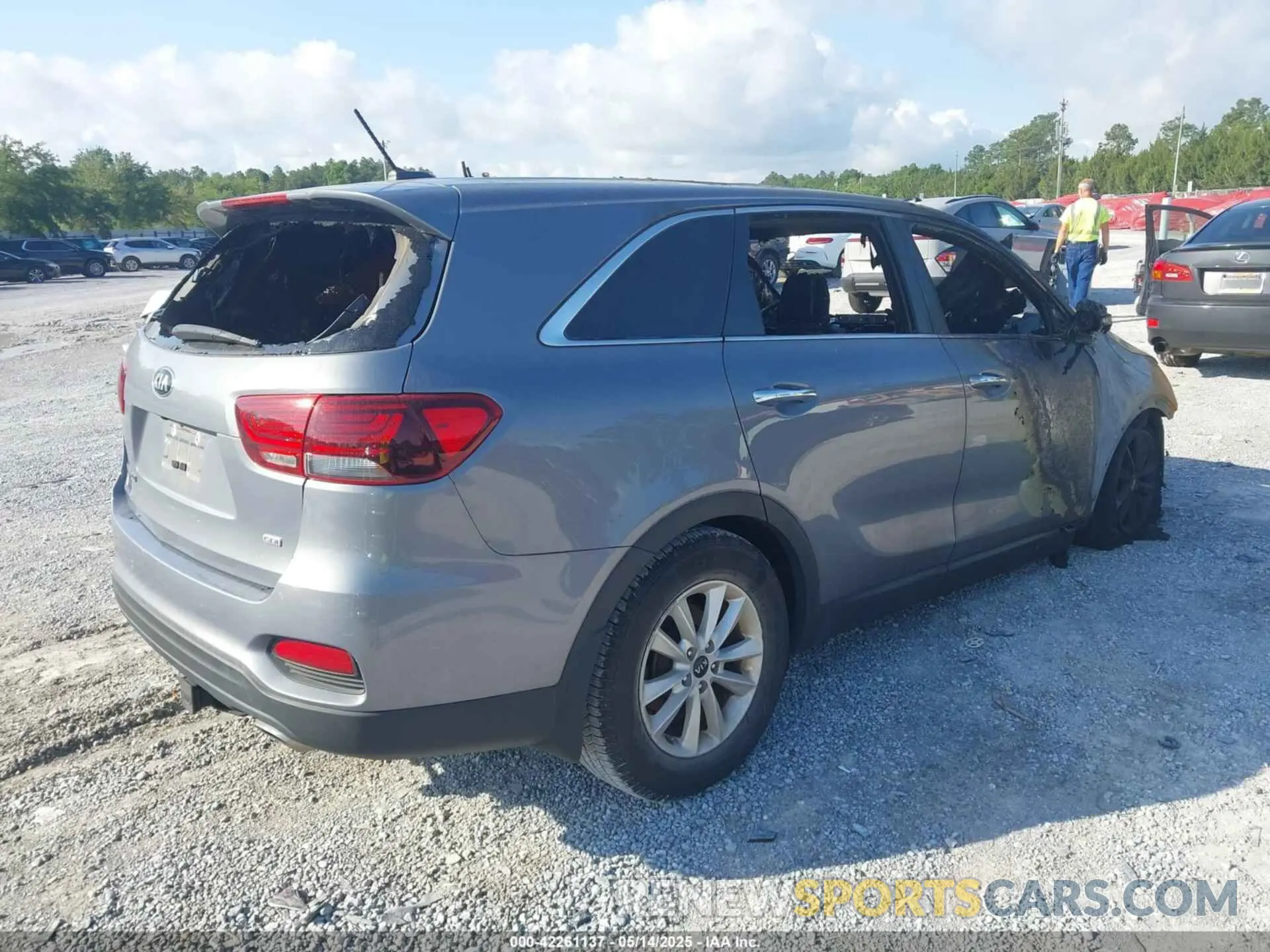 4 Photograph of a damaged car 5XYPG4A30LG682452 KIA SORENTO 2020