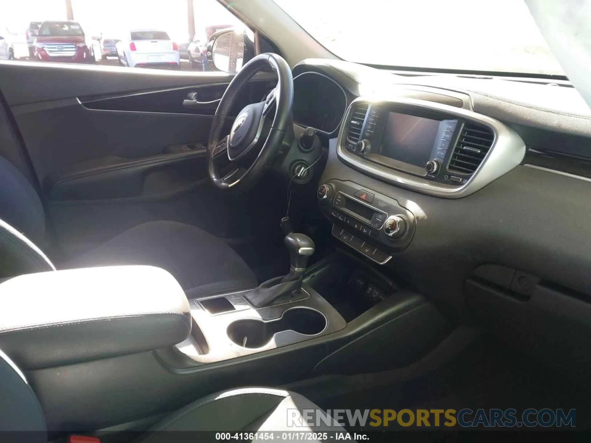 5 Photograph of a damaged car 5XYPG4A30LG688431 KIA SORENTO 2020