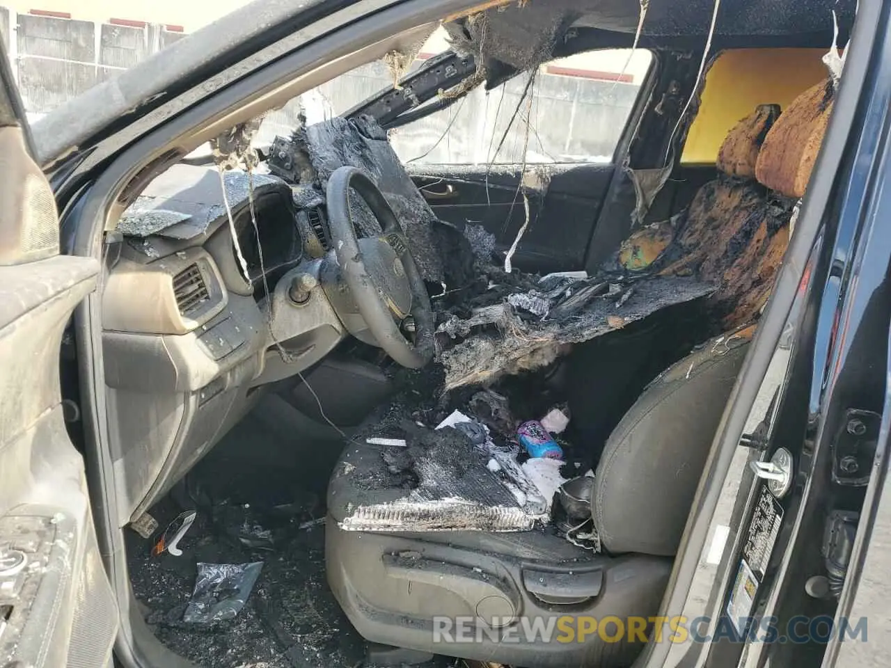 7 Photograph of a damaged car 5XYPG4A30LG694391 KIA SORENTO 2020