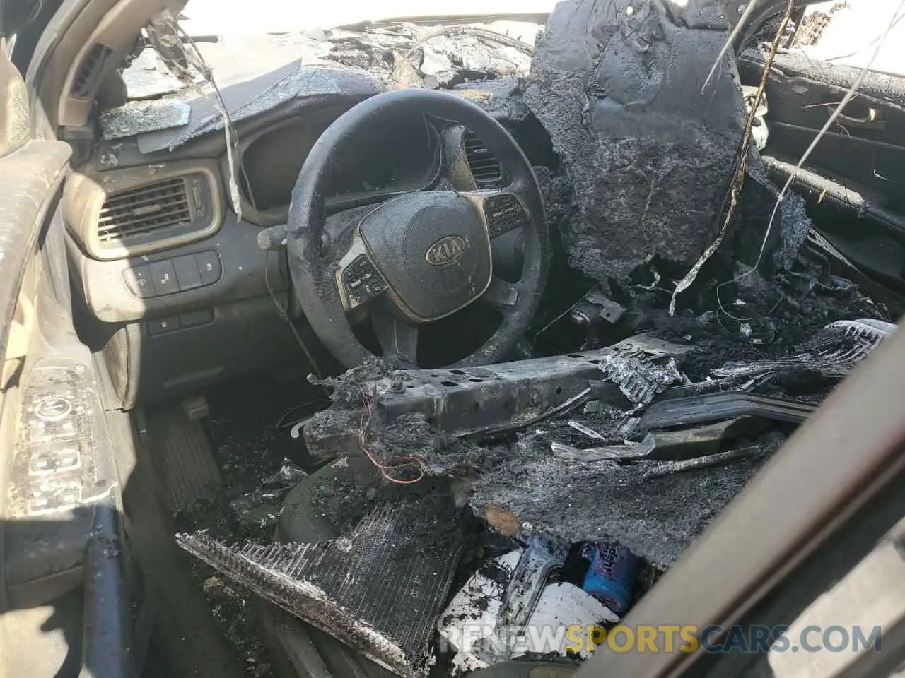 8 Photograph of a damaged car 5XYPG4A30LG694391 KIA SORENTO 2020