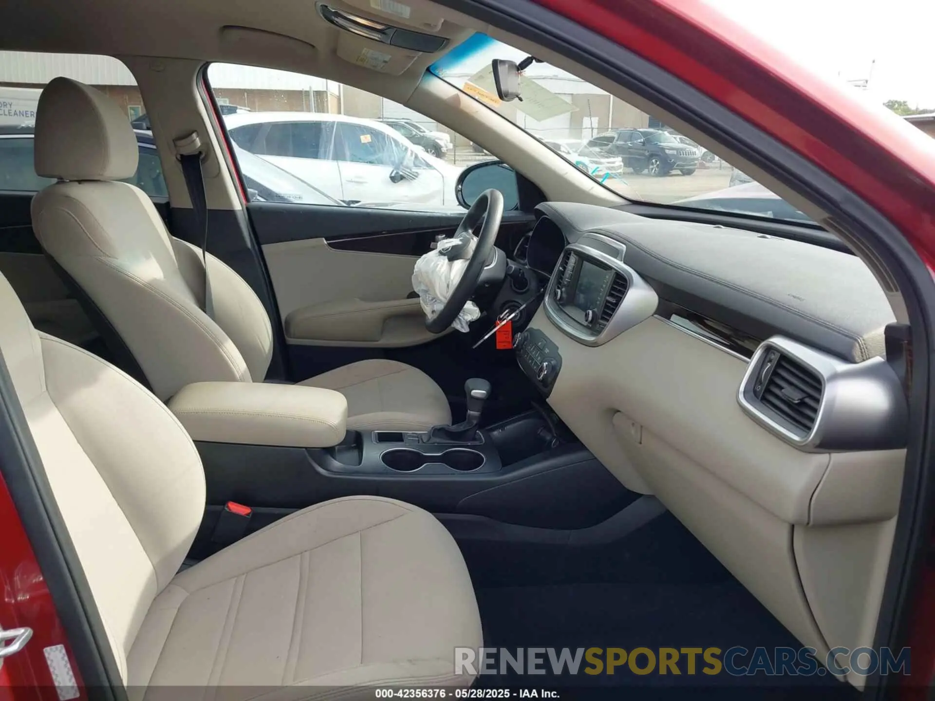 5 Photograph of a damaged car 5XYPG4A31LG684100 KIA SORENTO 2020