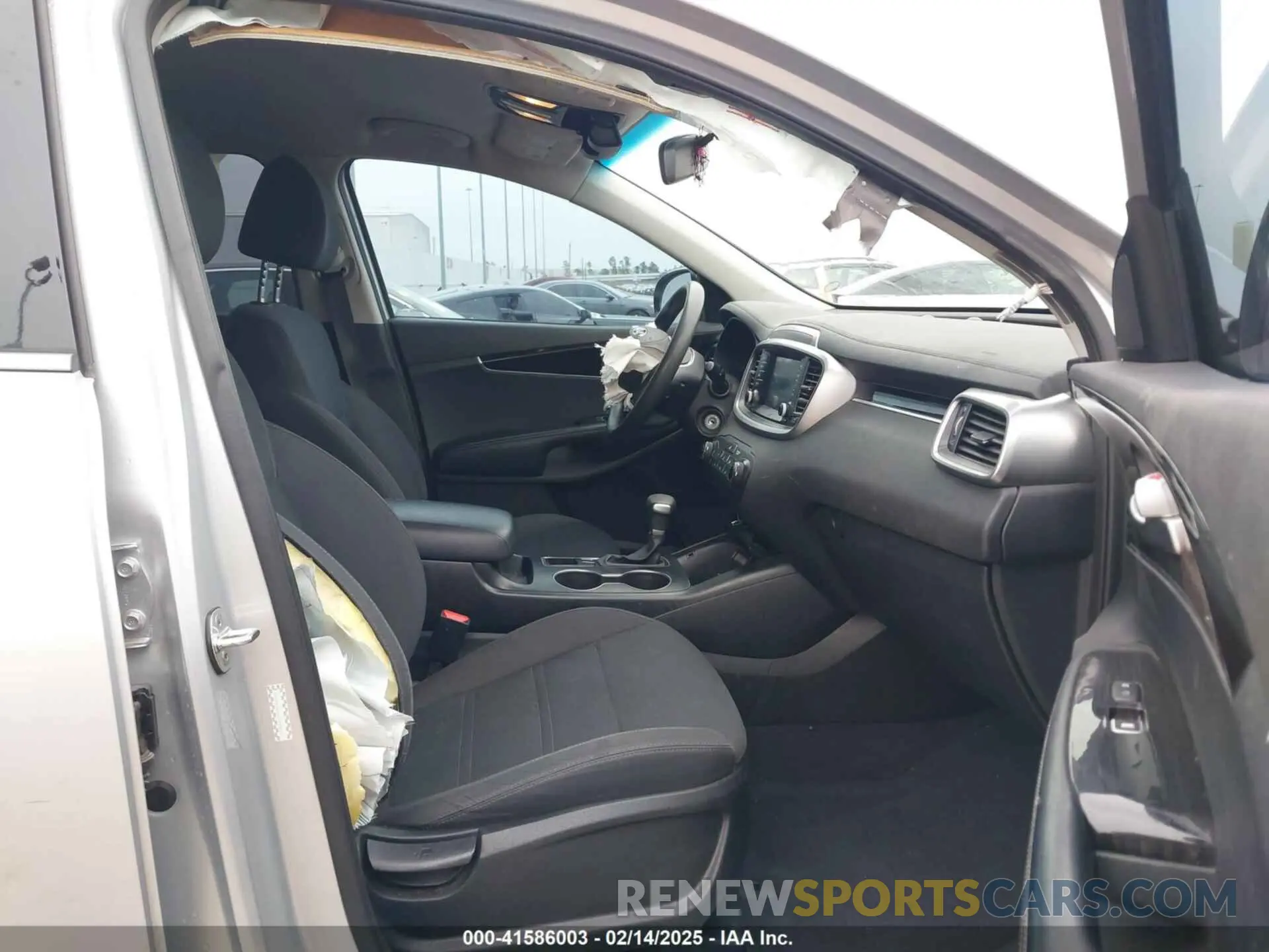 5 Photograph of a damaged car 5XYPG4A31LG698420 KIA SORENTO 2020