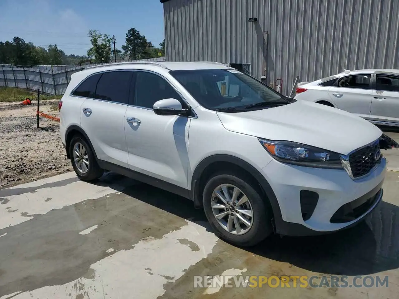 4 Photograph of a damaged car 5XYPG4A32LG635861 KIA SORENTO 2020