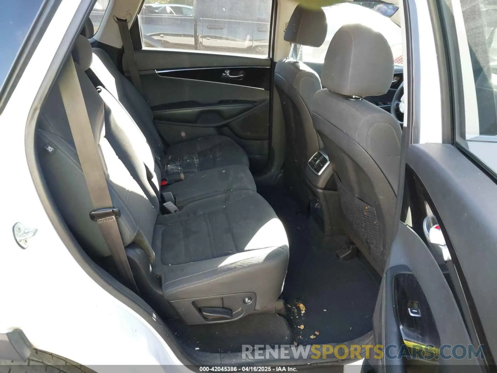8 Photograph of a damaged car 5XYPG4A32LG642292 KIA SORENTO 2020