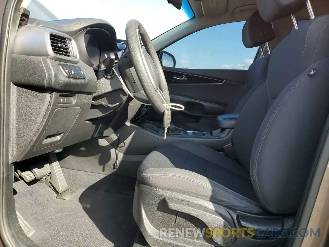 7 Photograph of a damaged car 5XYPG4A32LG650747 KIA SORENTO 2020