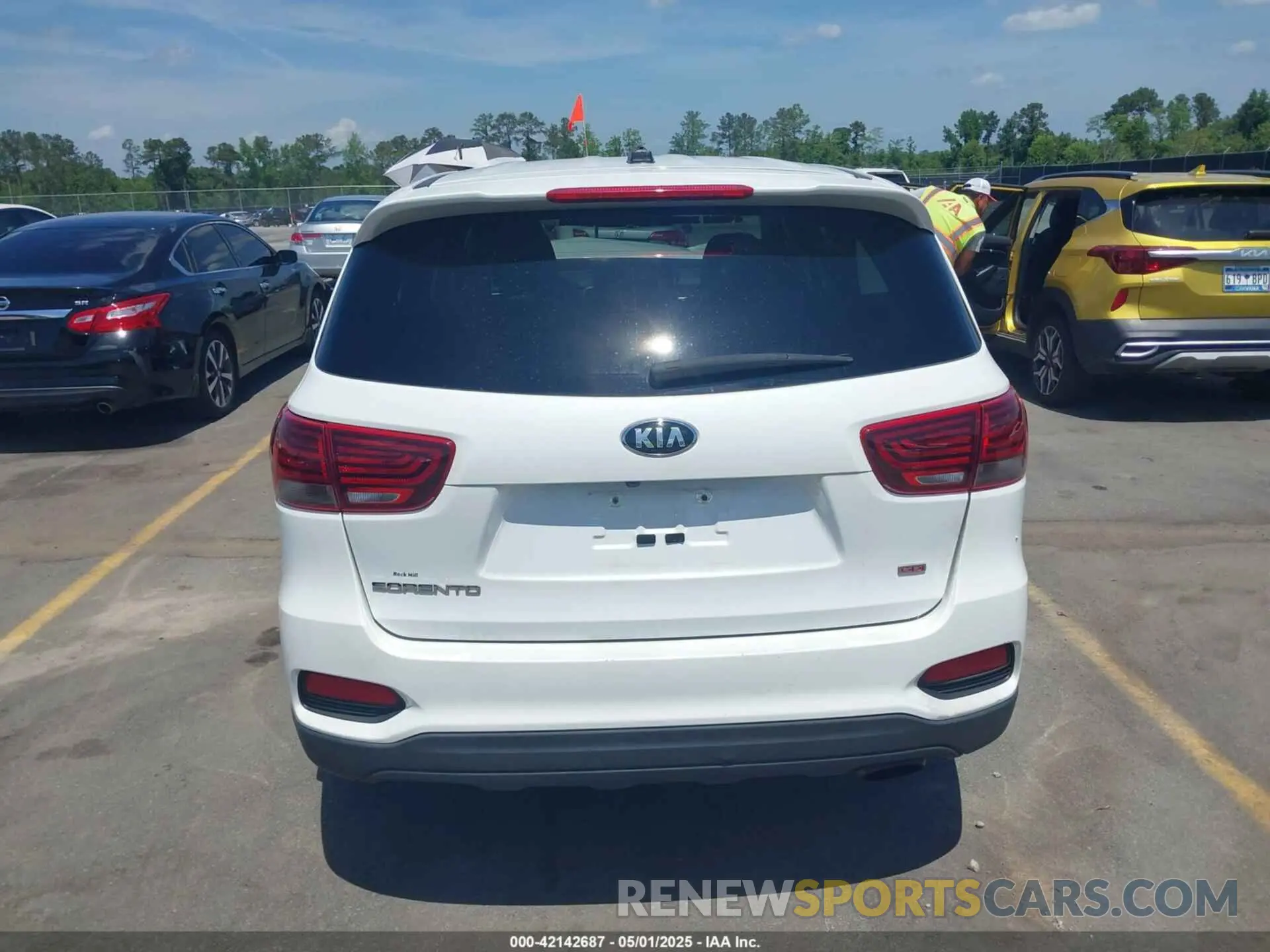 16 Photograph of a damaged car 5XYPG4A32LG670979 KIA SORENTO 2020