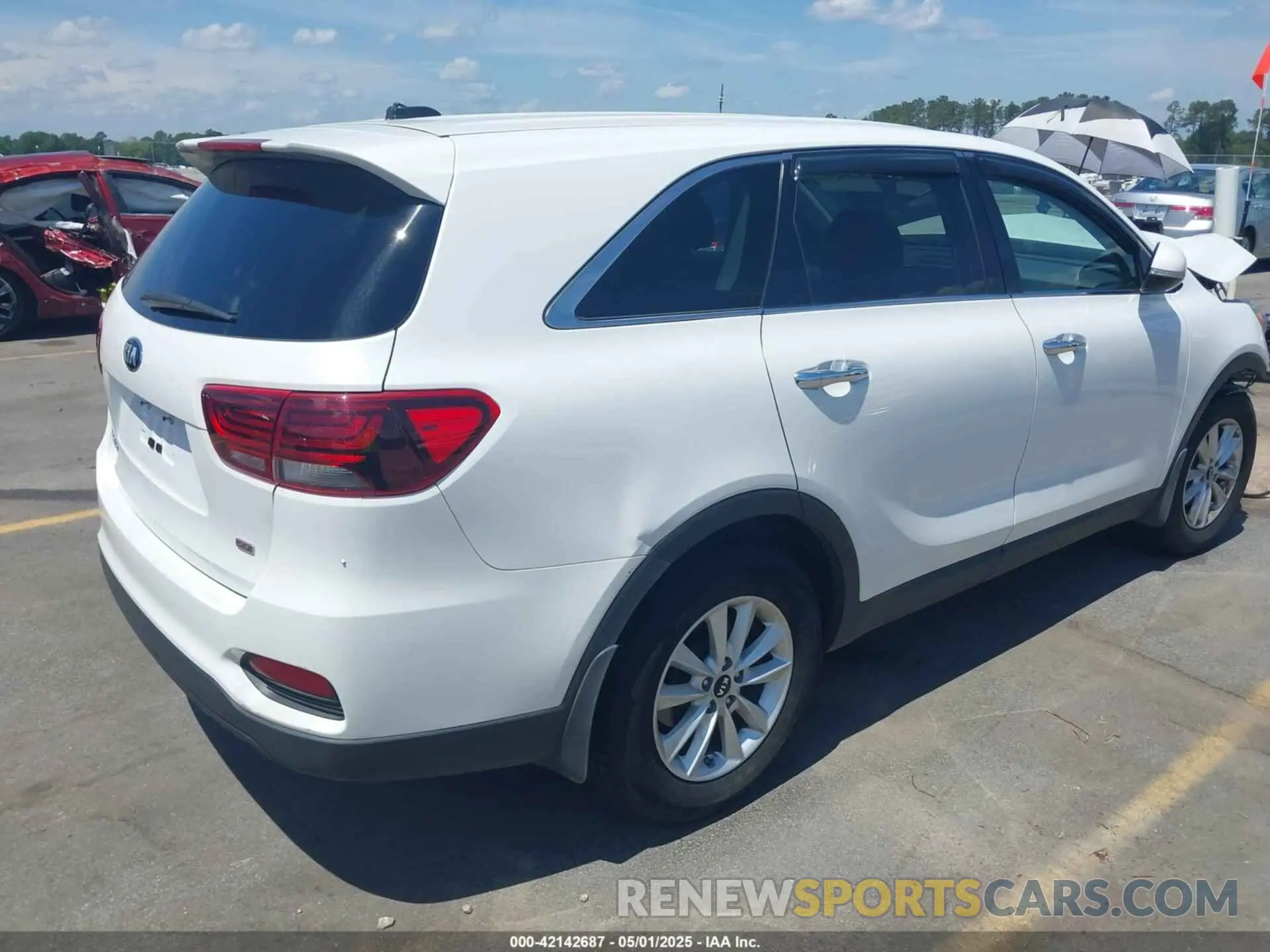 4 Photograph of a damaged car 5XYPG4A32LG670979 KIA SORENTO 2020