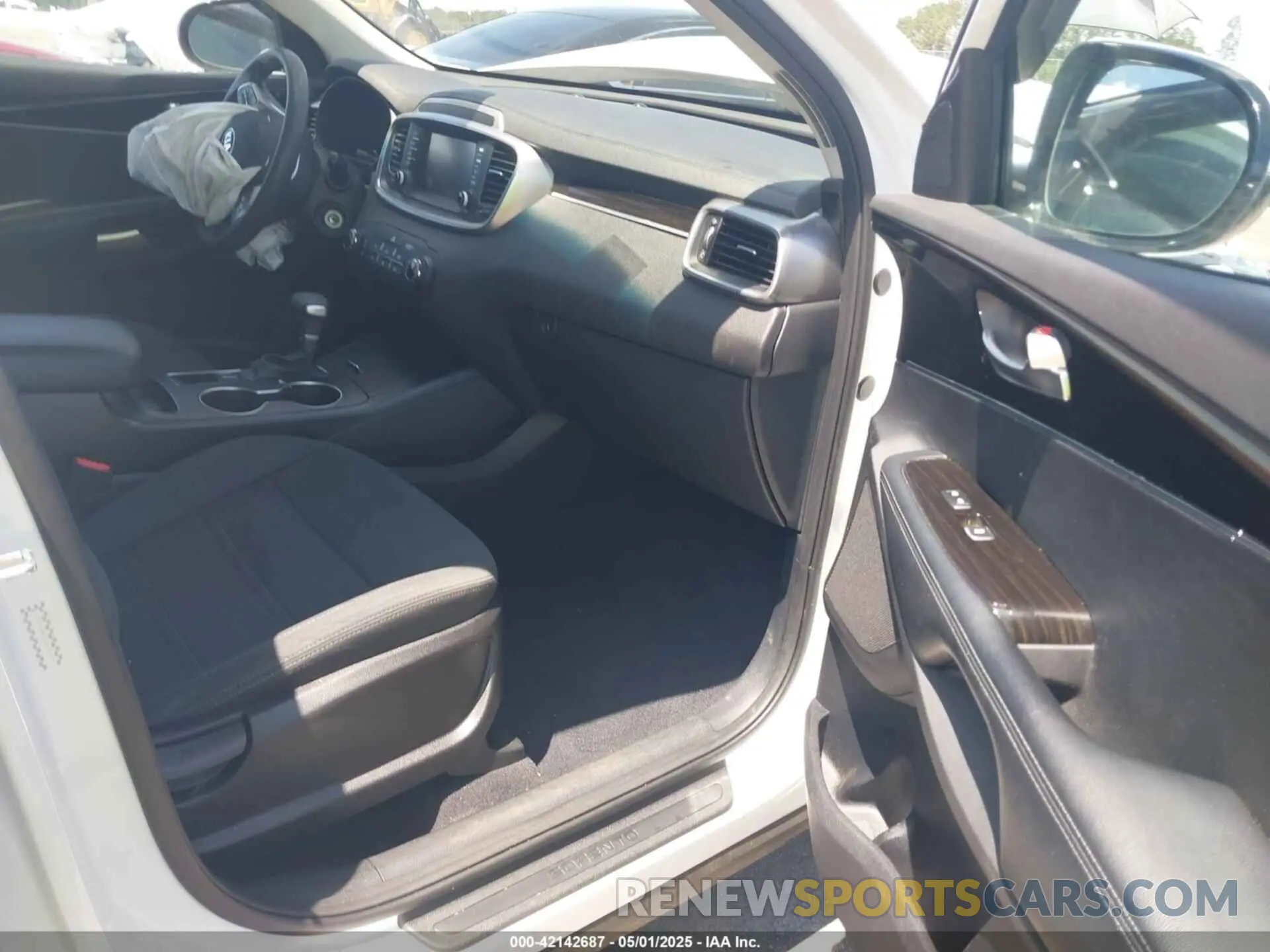 5 Photograph of a damaged car 5XYPG4A32LG670979 KIA SORENTO 2020