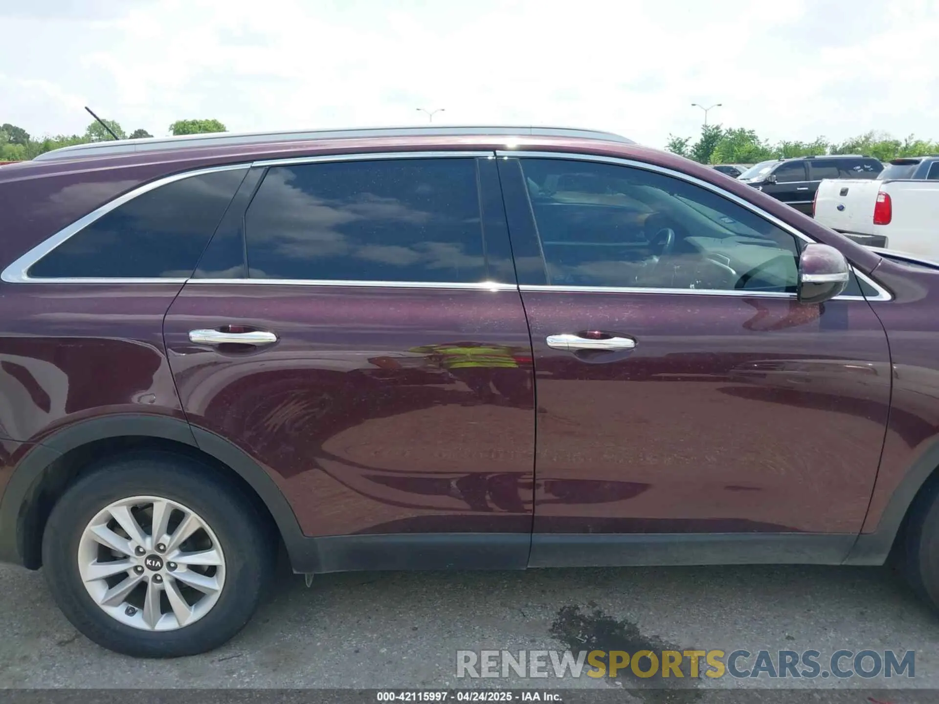 13 Photograph of a damaged car 5XYPG4A32LG685563 KIA SORENTO 2020