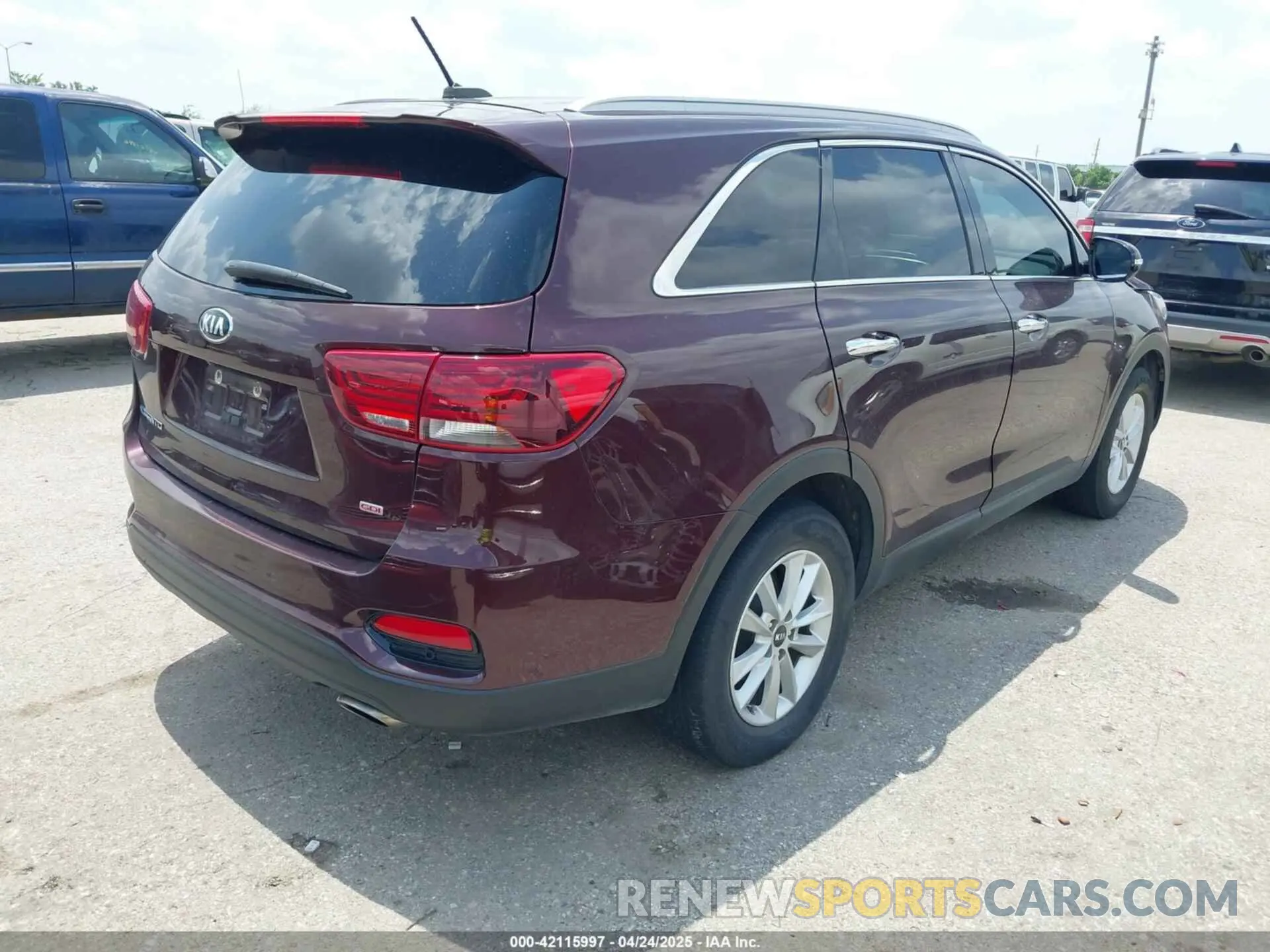 4 Photograph of a damaged car 5XYPG4A32LG685563 KIA SORENTO 2020