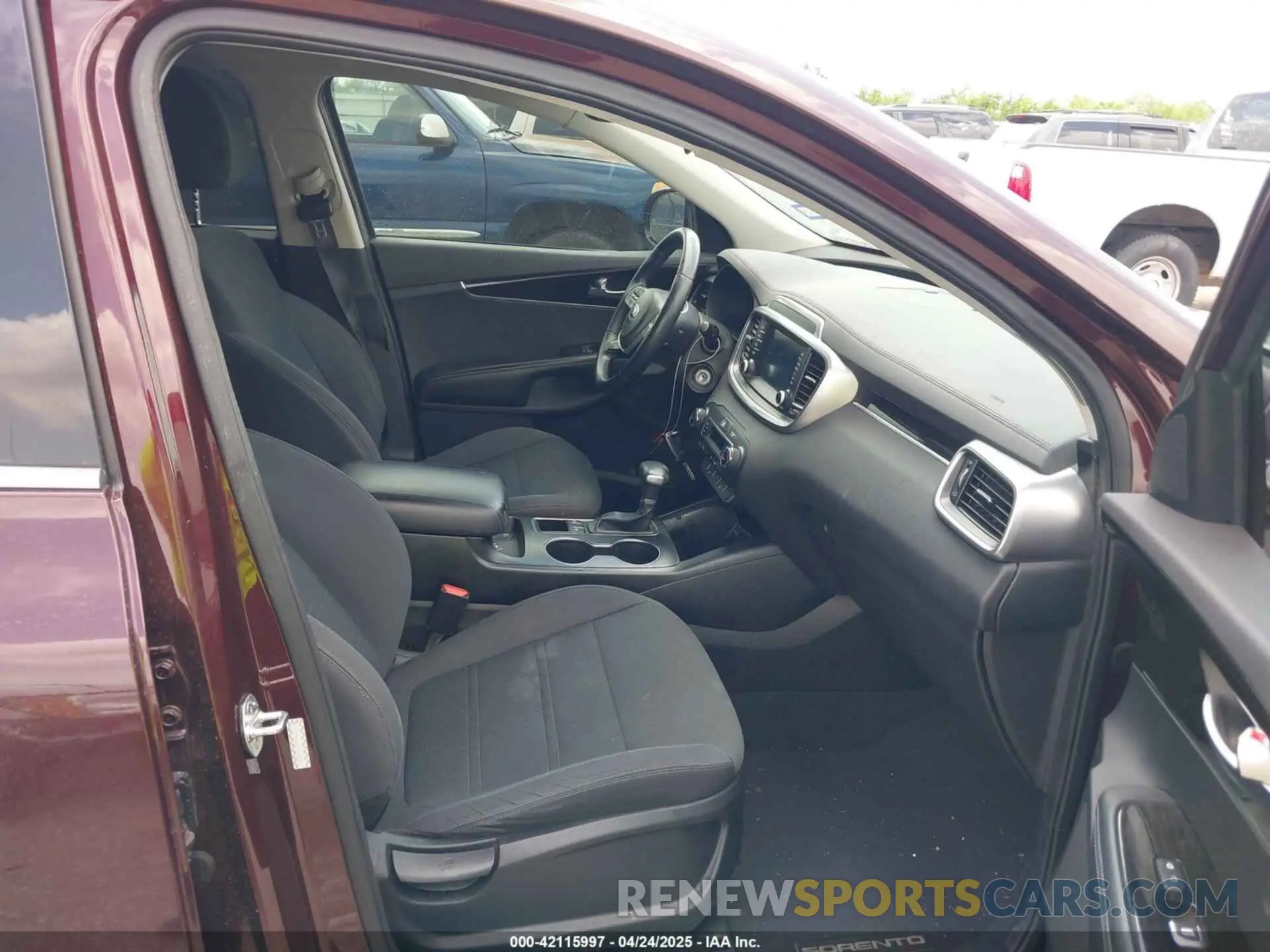 5 Photograph of a damaged car 5XYPG4A32LG685563 KIA SORENTO 2020
